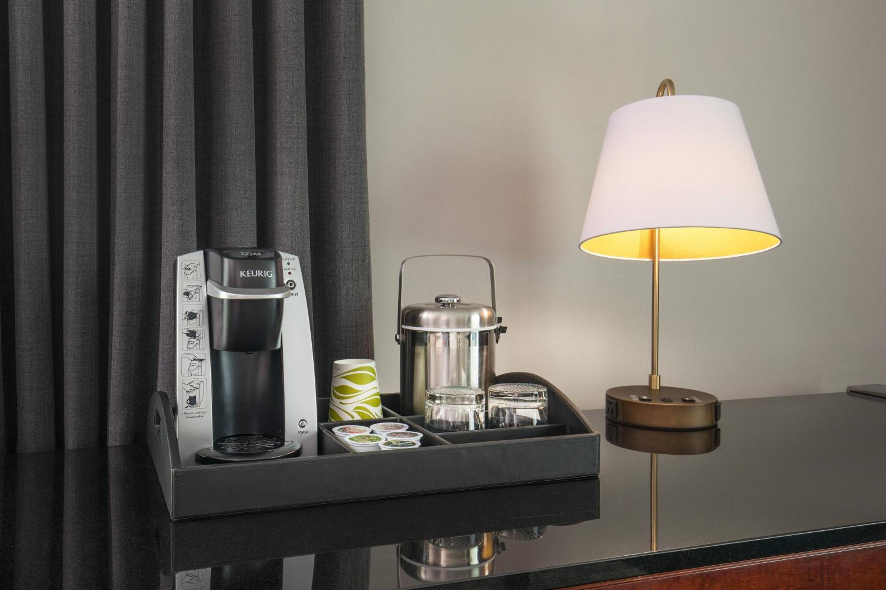 Deluxe, Guest room, 1 King - Photo 2