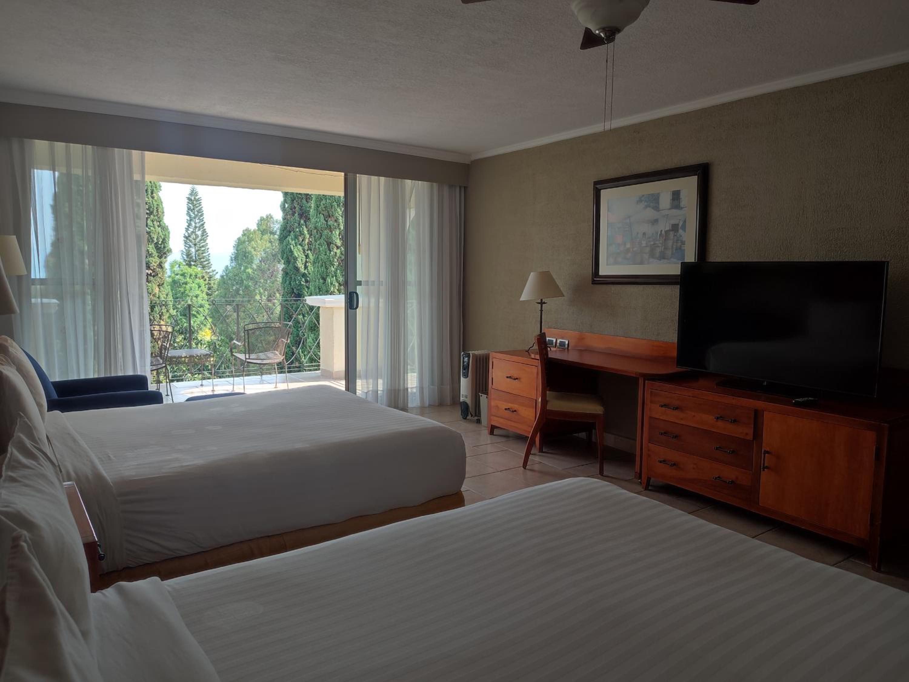 Guest Room, 2 Queen, Pool View, Balcony