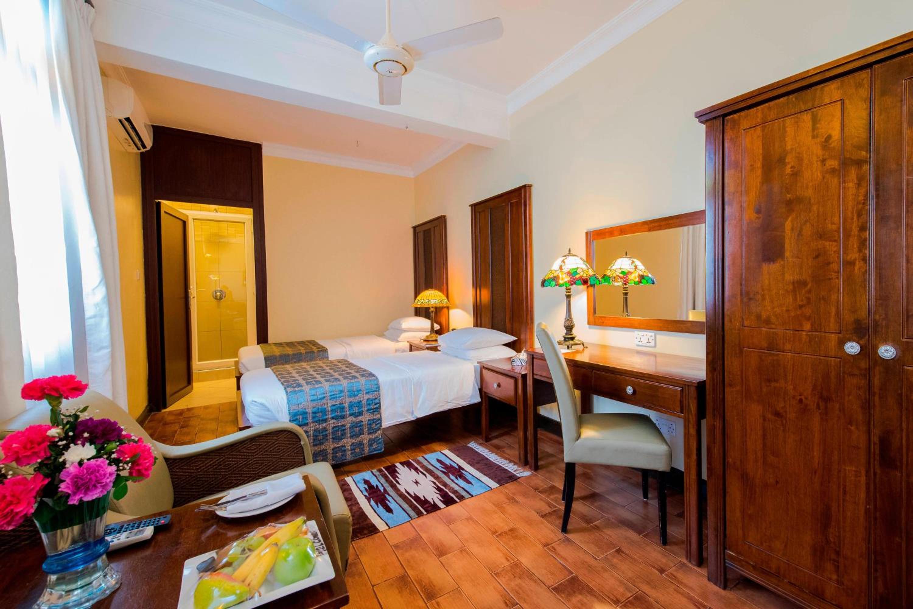 Guest Room with Twin Beds and Garden View - Photo 2
