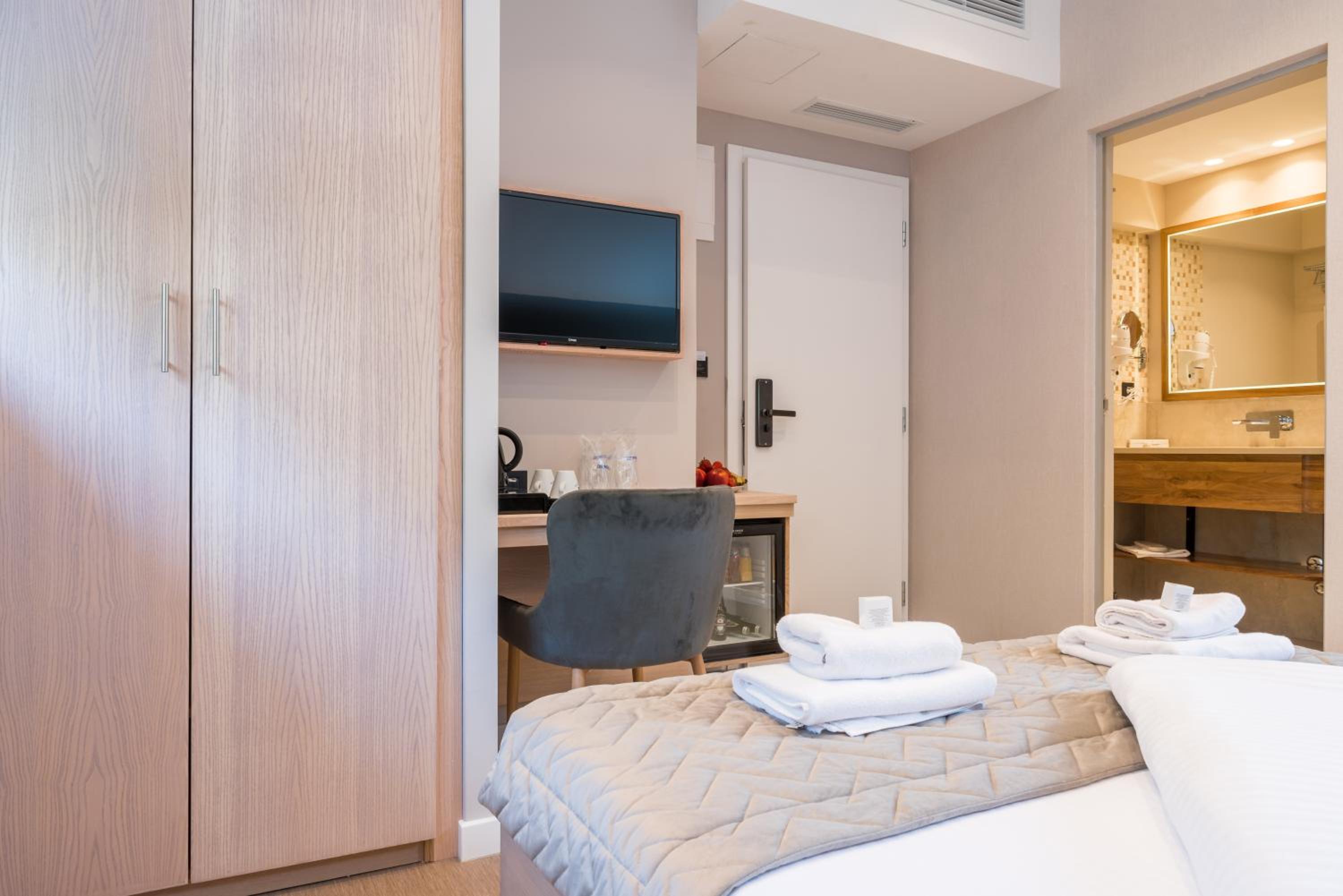 Deluxe King Room photo 1