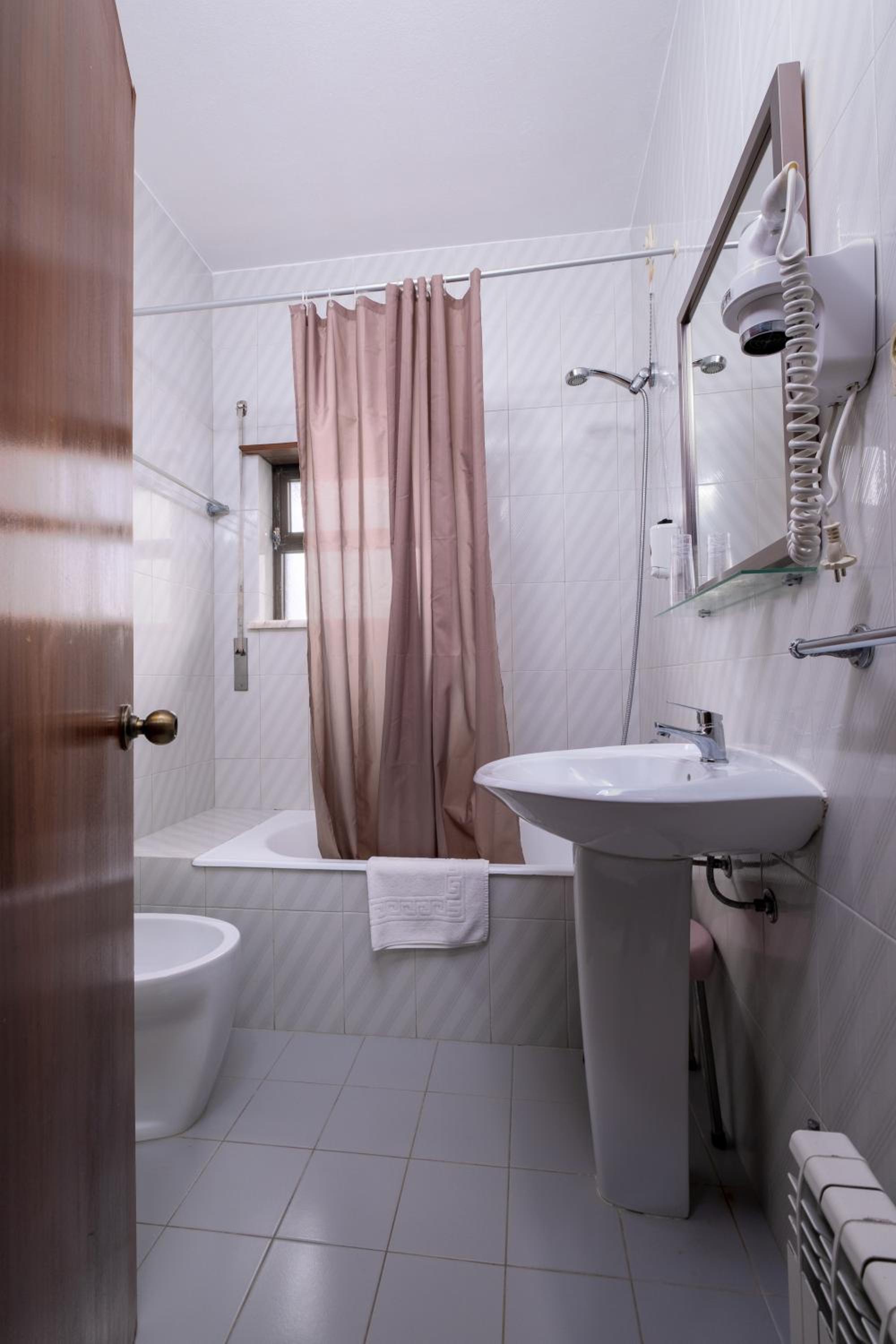 Double Room with Balcony - Photo 6