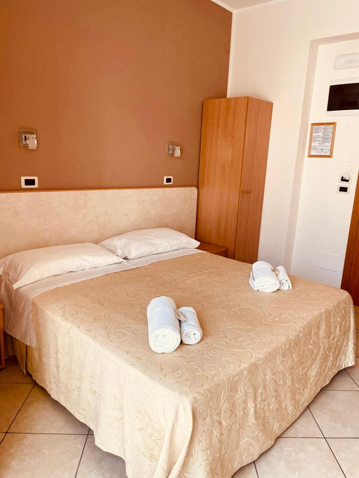 Standard Double Room - Photo 5
