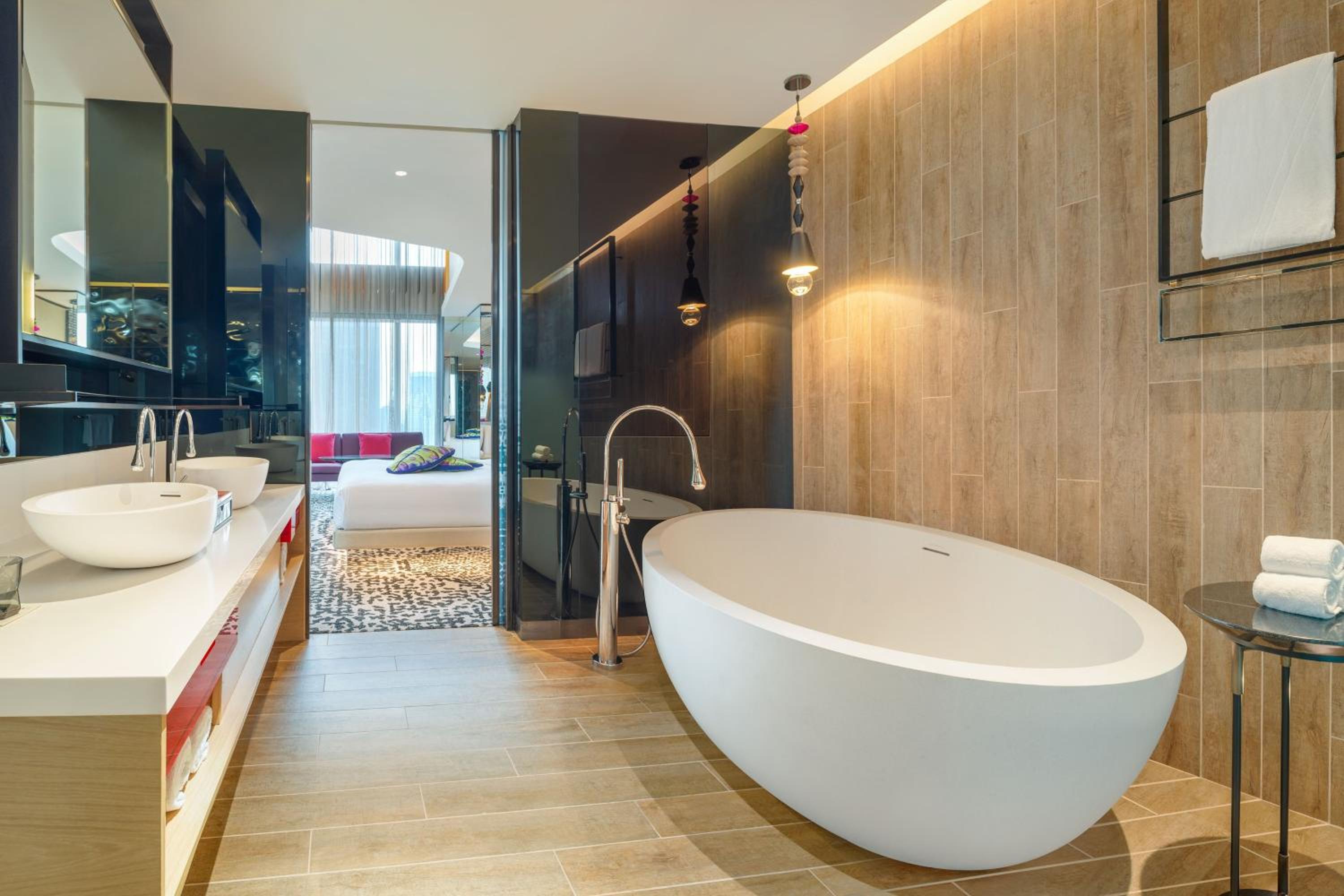 Penthouse II, Suite