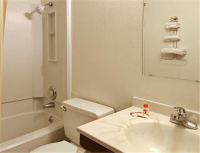 Queen Room - Non-Smoking - Photo 2