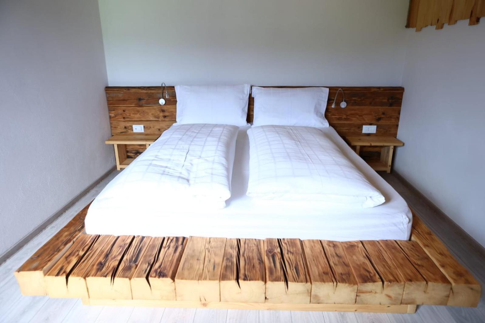 Five-Bedroom House photo 1