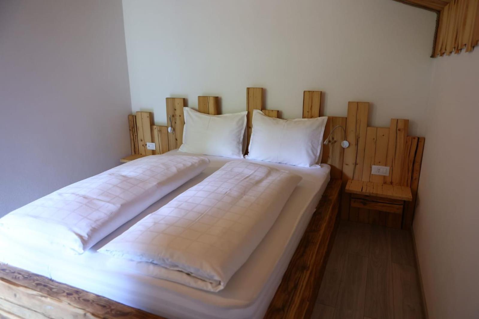 Five-Bedroom House photo 2