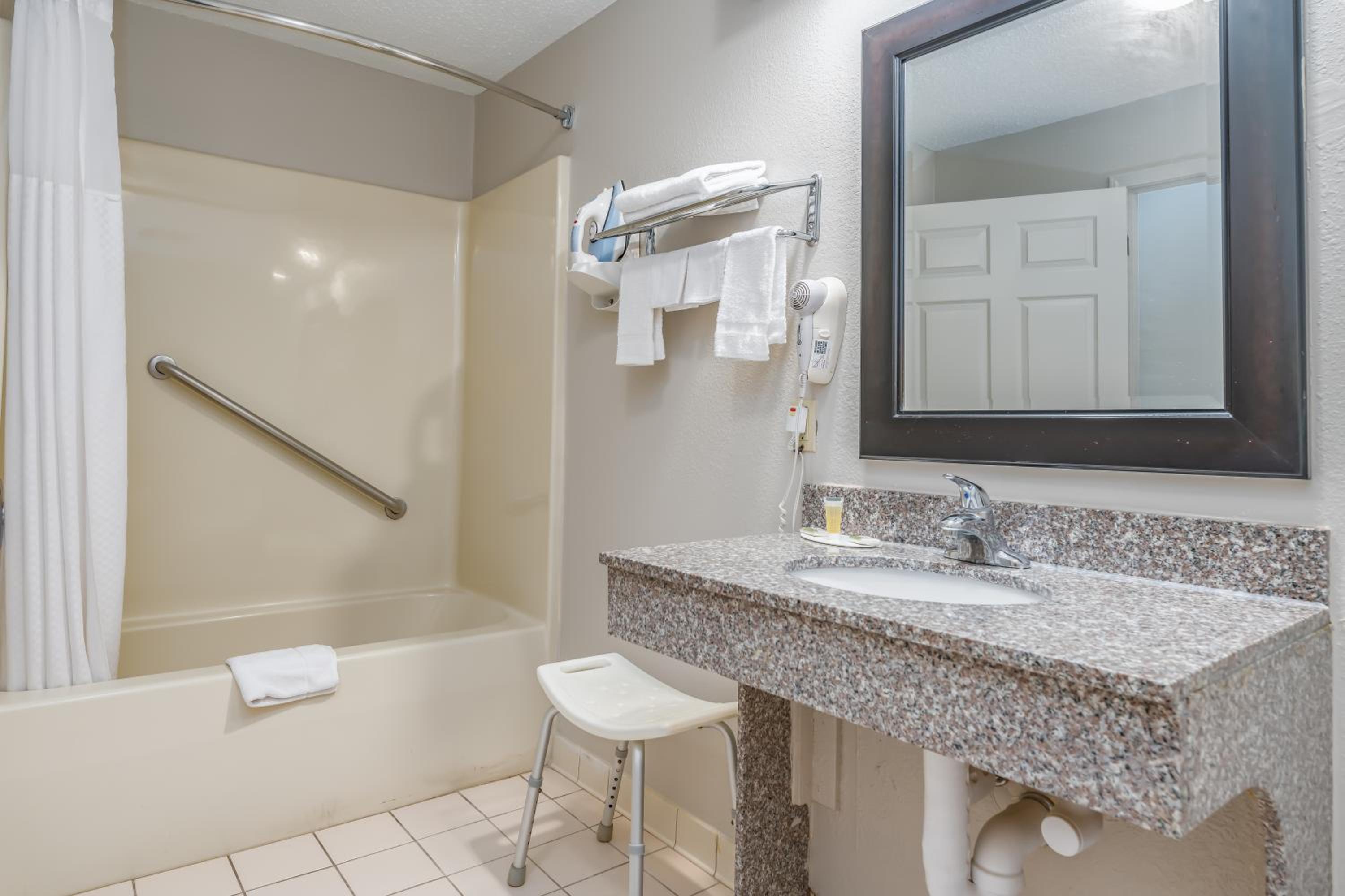 King Room - Disability Access/Non-Smoking - Photo 5