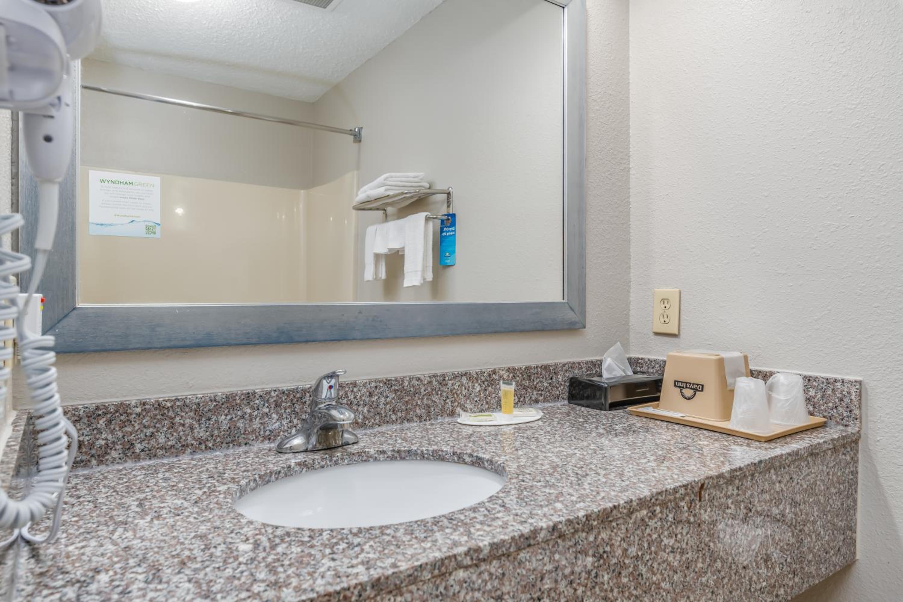 King Room - Disability Access/Non-Smoking - Photo 4