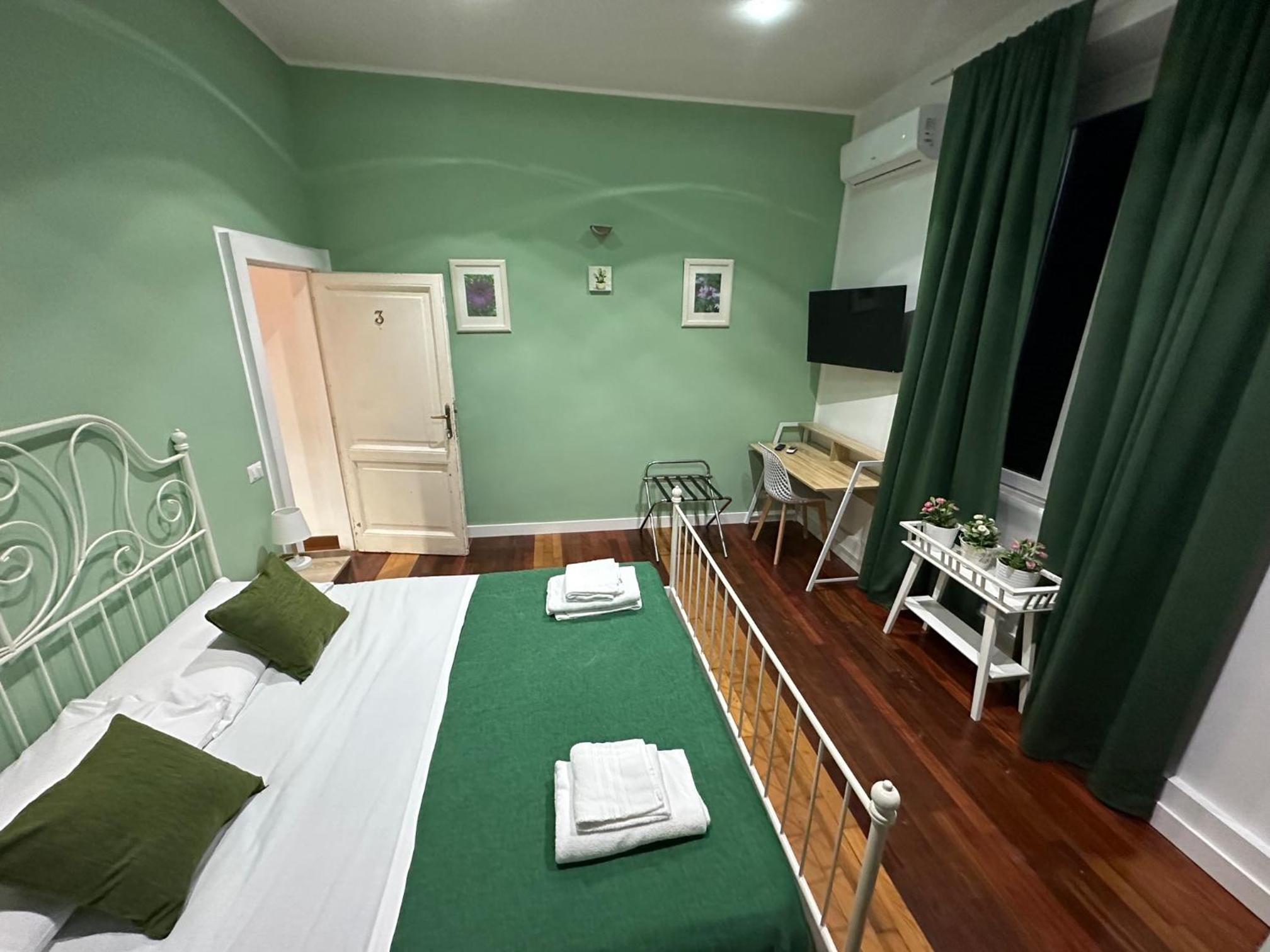 Double Room with Private External Bathroom photo 3