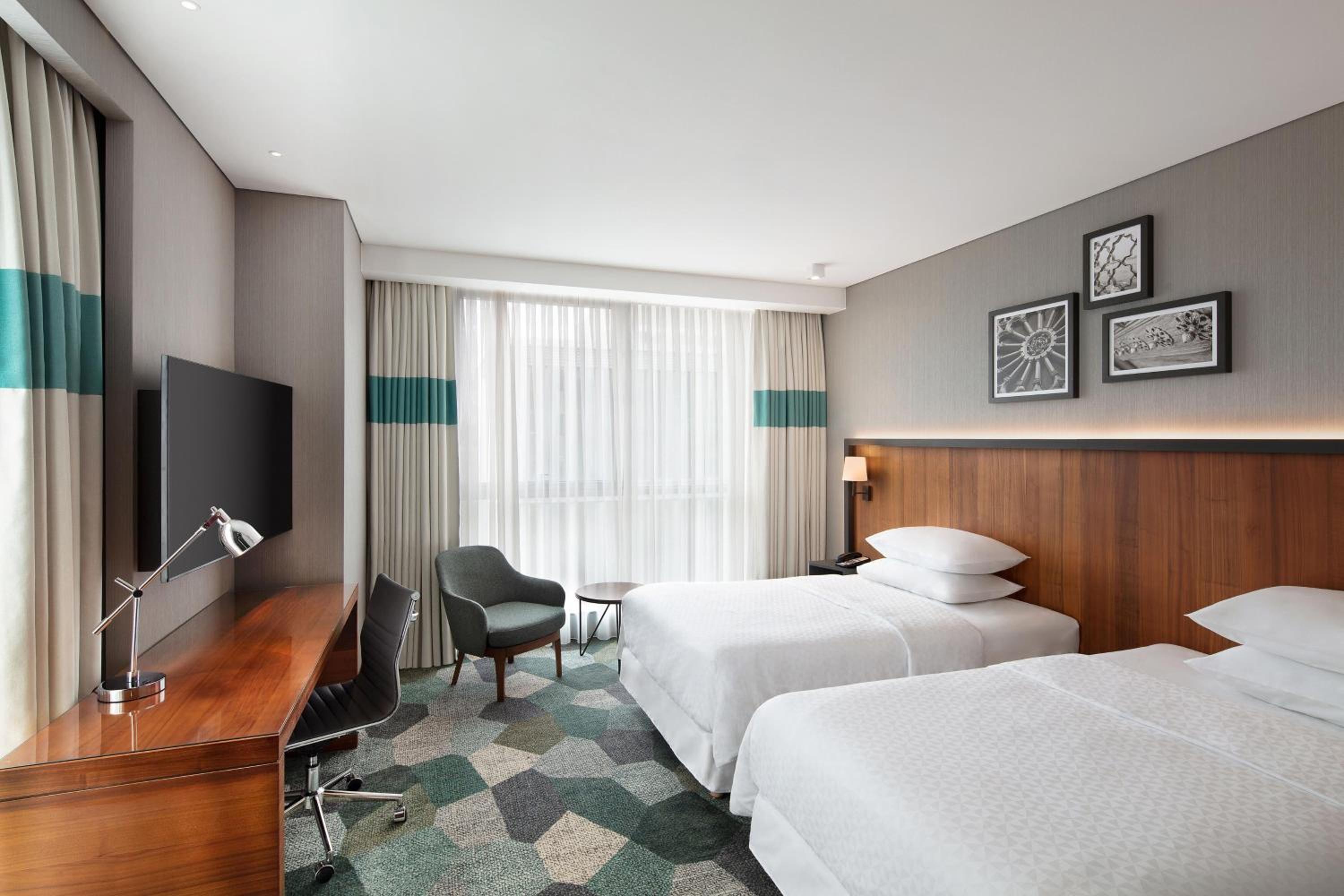 Corner Twin Deluxe Room, Deluxe Guest room, City view