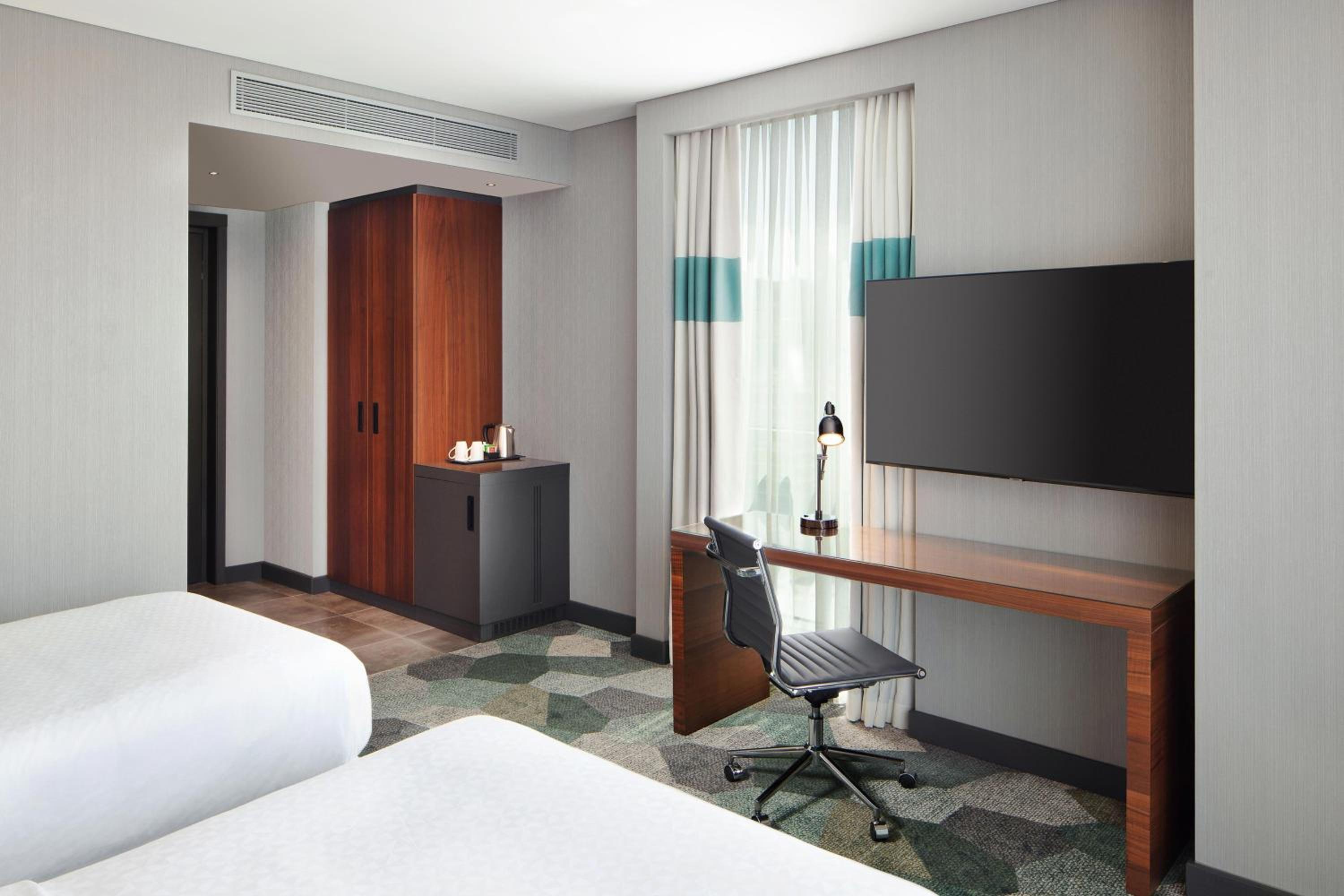 Corner Twin Deluxe Room, Deluxe Guest room, City view