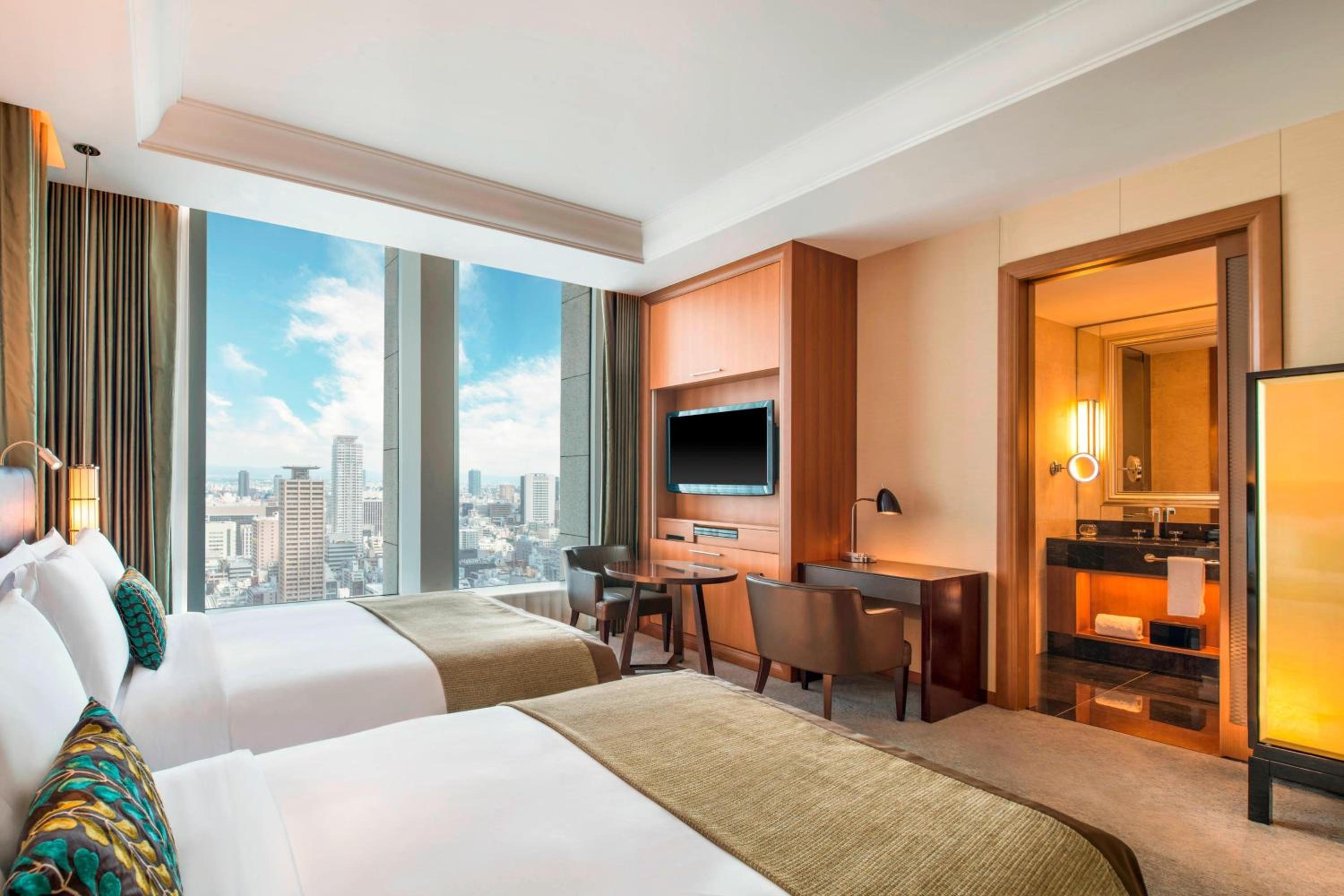 Deluxe Double Room with Two Double Beds and Skyline View photo 1