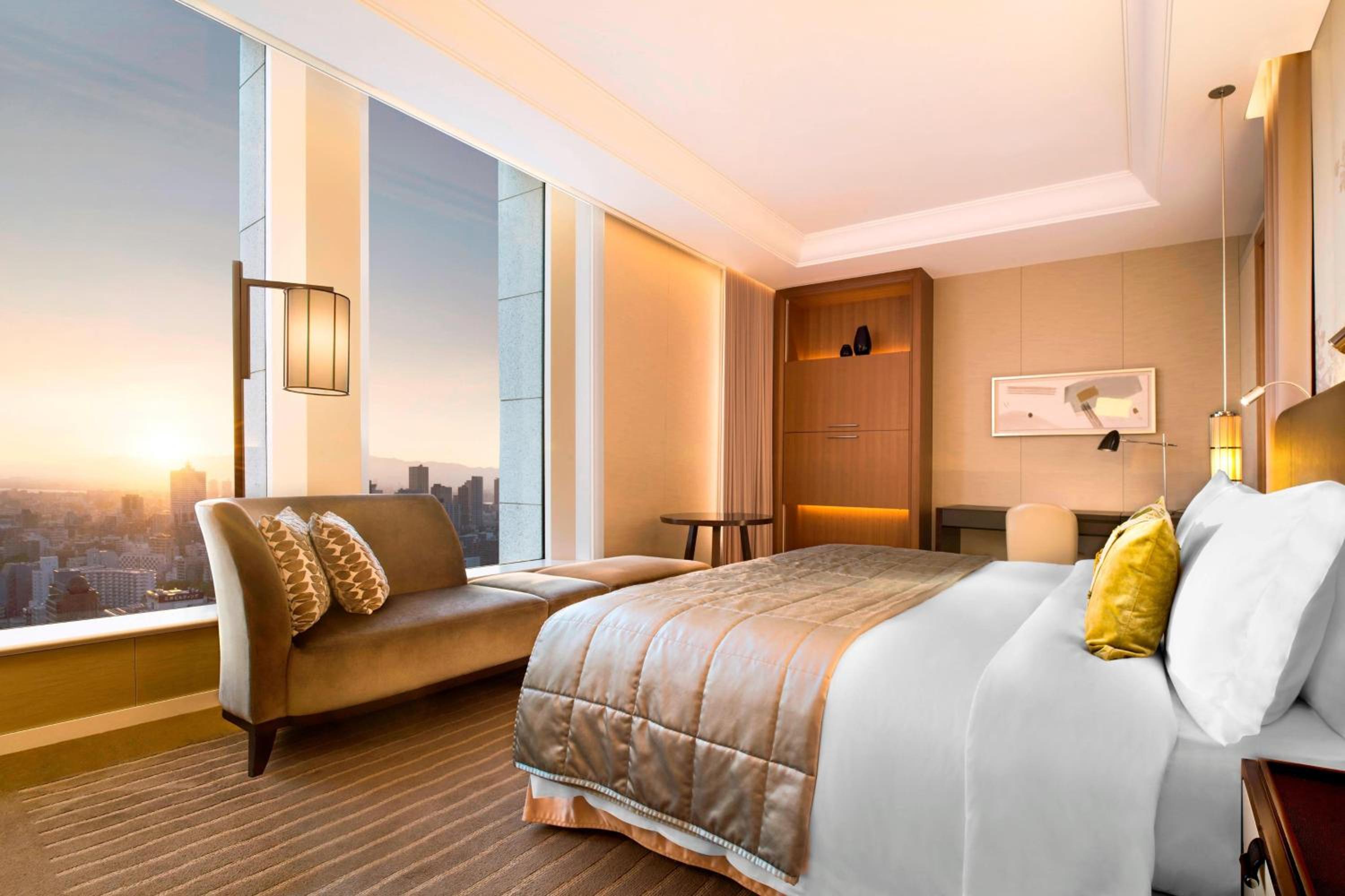 Grand Deluxe King Room with Skyline View photo 2