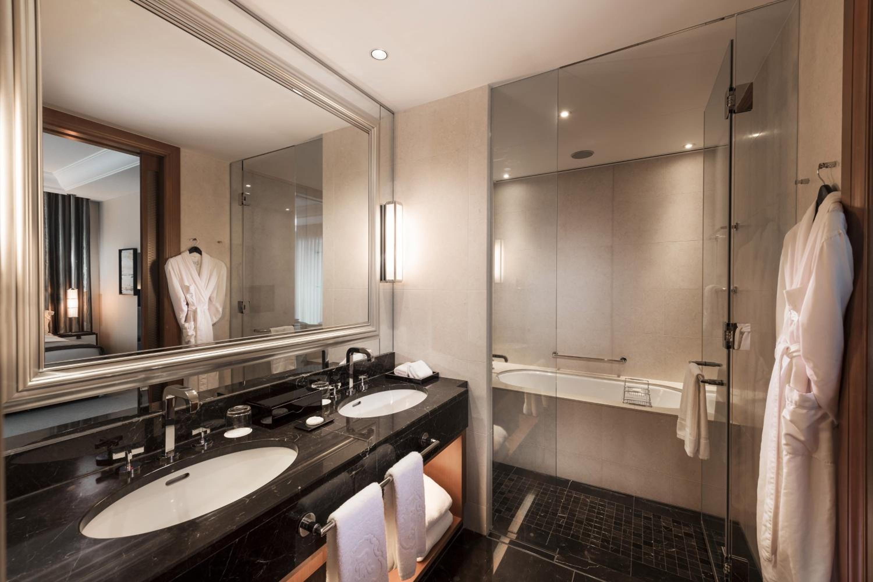 Deluxe Double Room with Two Double Beds and Skyline View photo 3