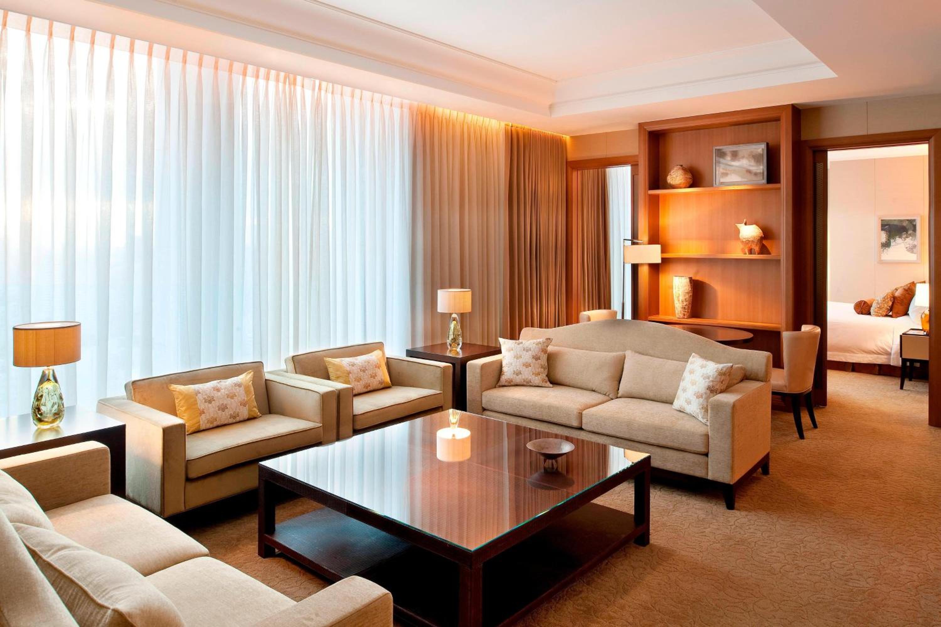 Executive King Suite with Skyline View           photo 3