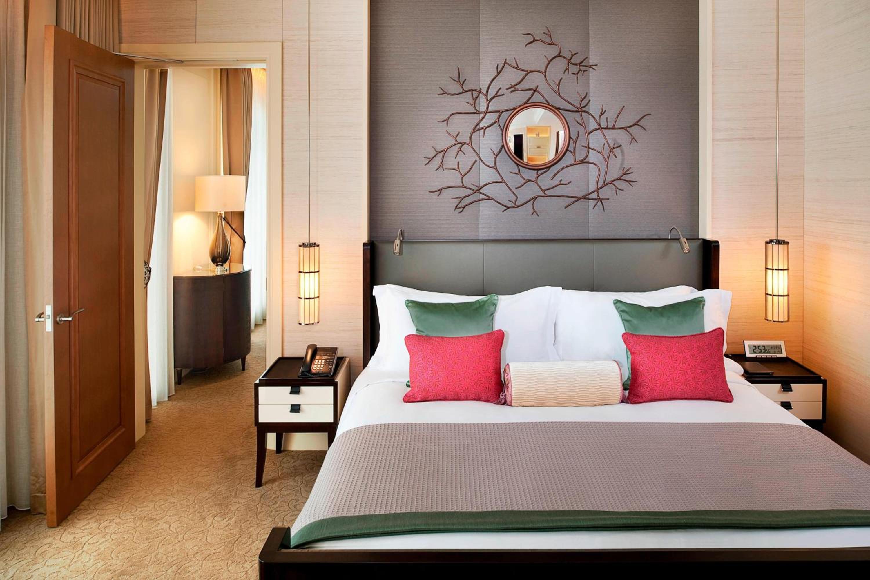 King Suite with Skyline View photo 3