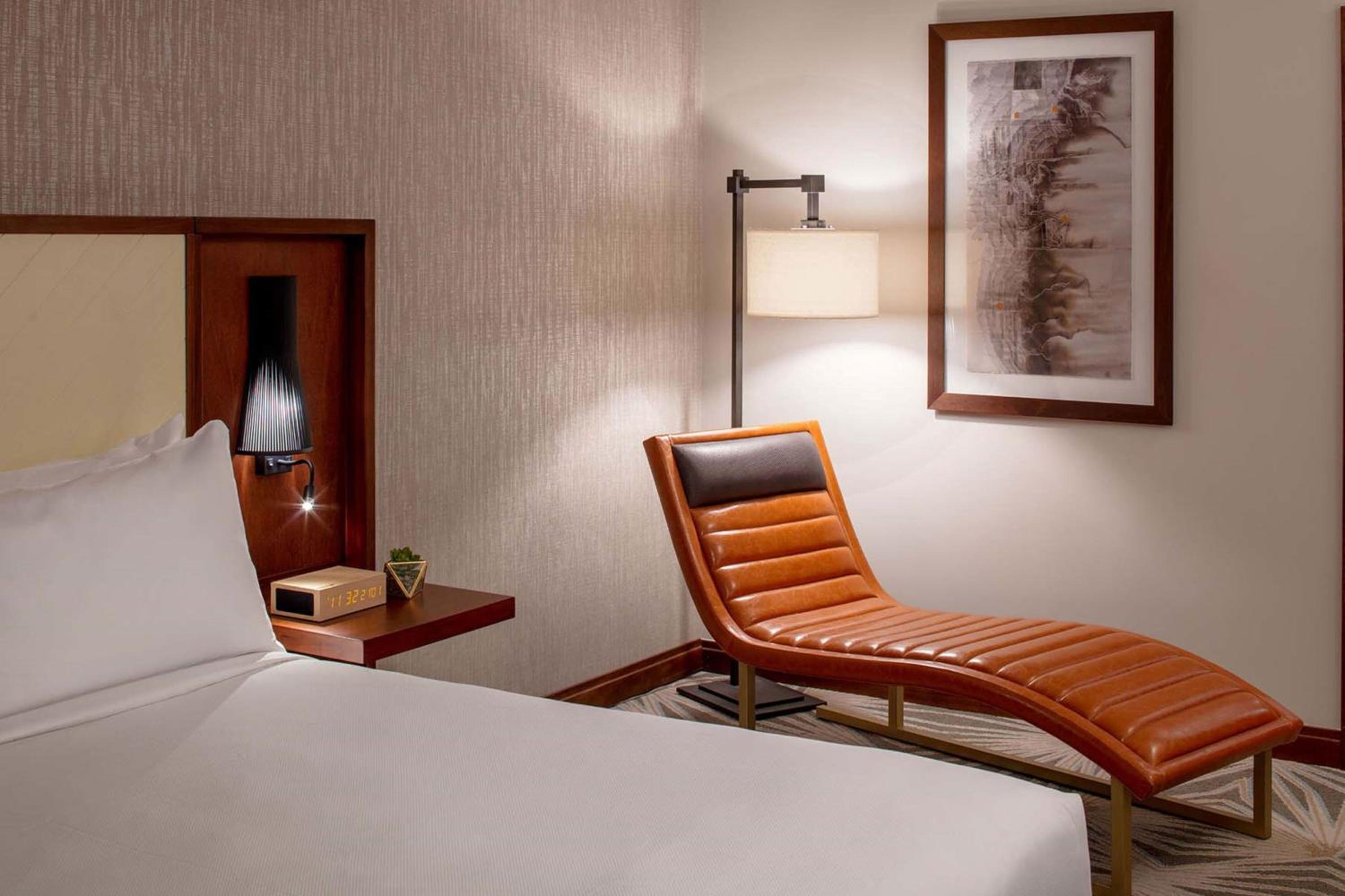 Poolside King Room with Roll-in Shower - Mobility and Hearing Accessible - Photo 4