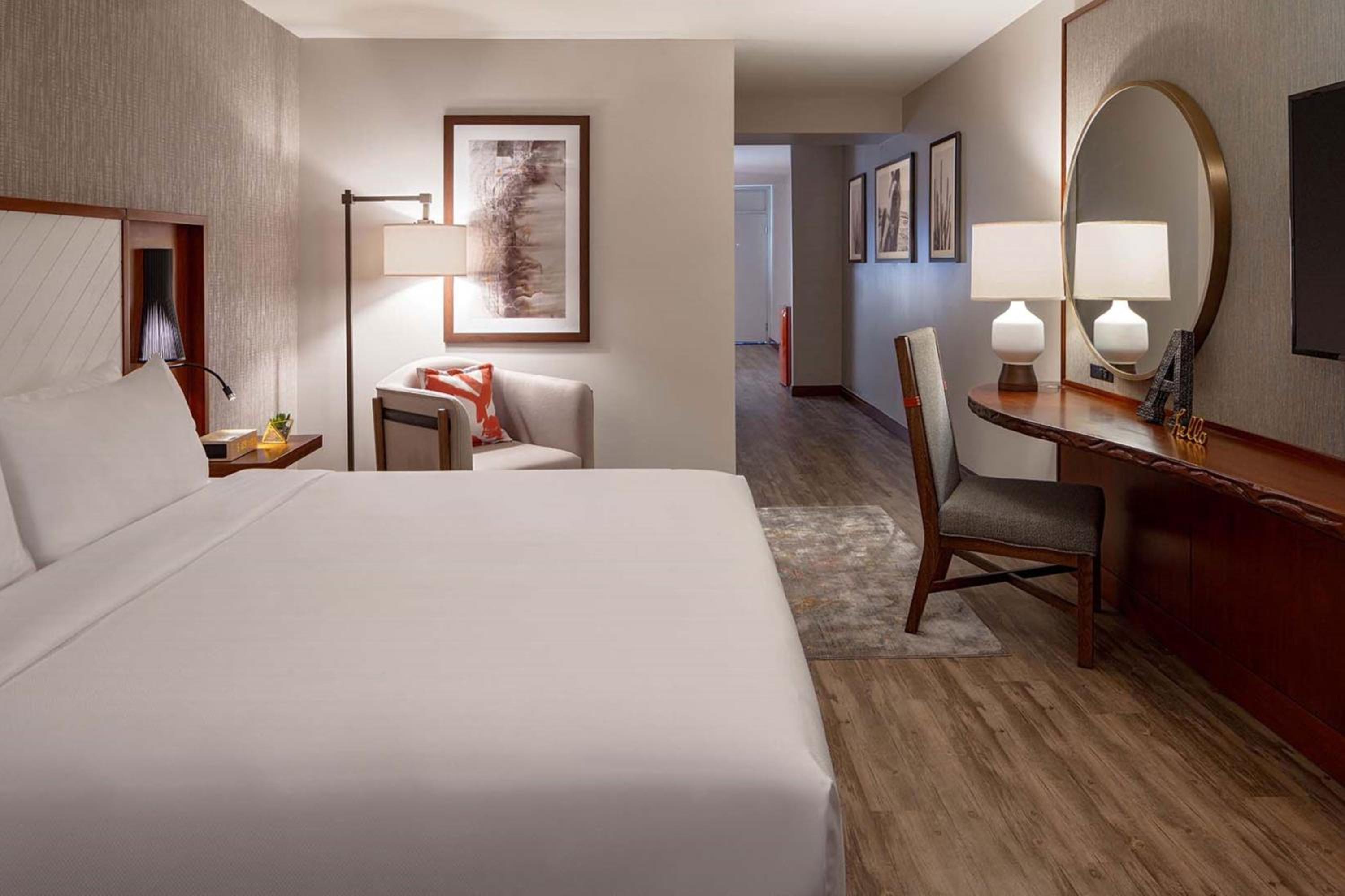 Poolside King Room with Roll-in Shower - Mobility and Hearing Accessible - Photo 2
