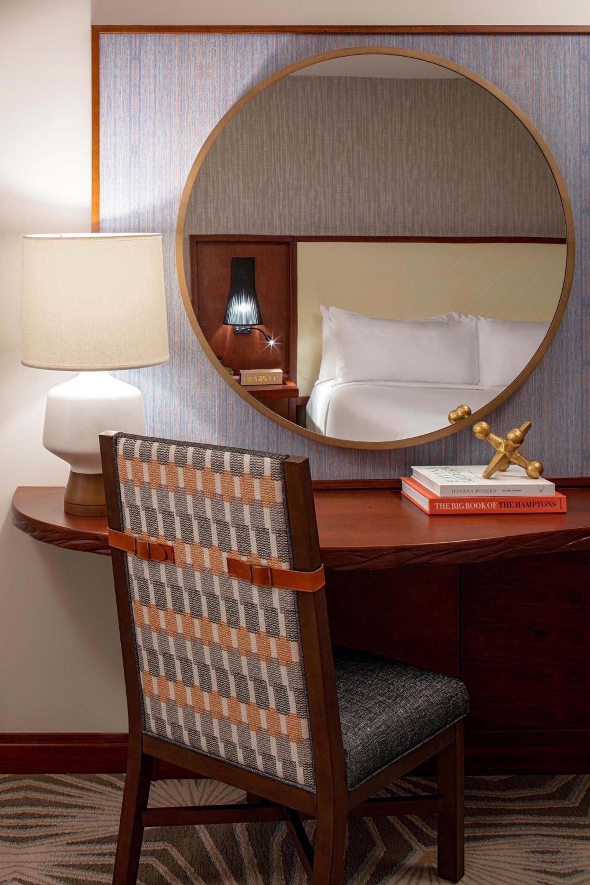 Poolside King Room with Roll-in Shower - Mobility and Hearing Accessible - Photo 5
