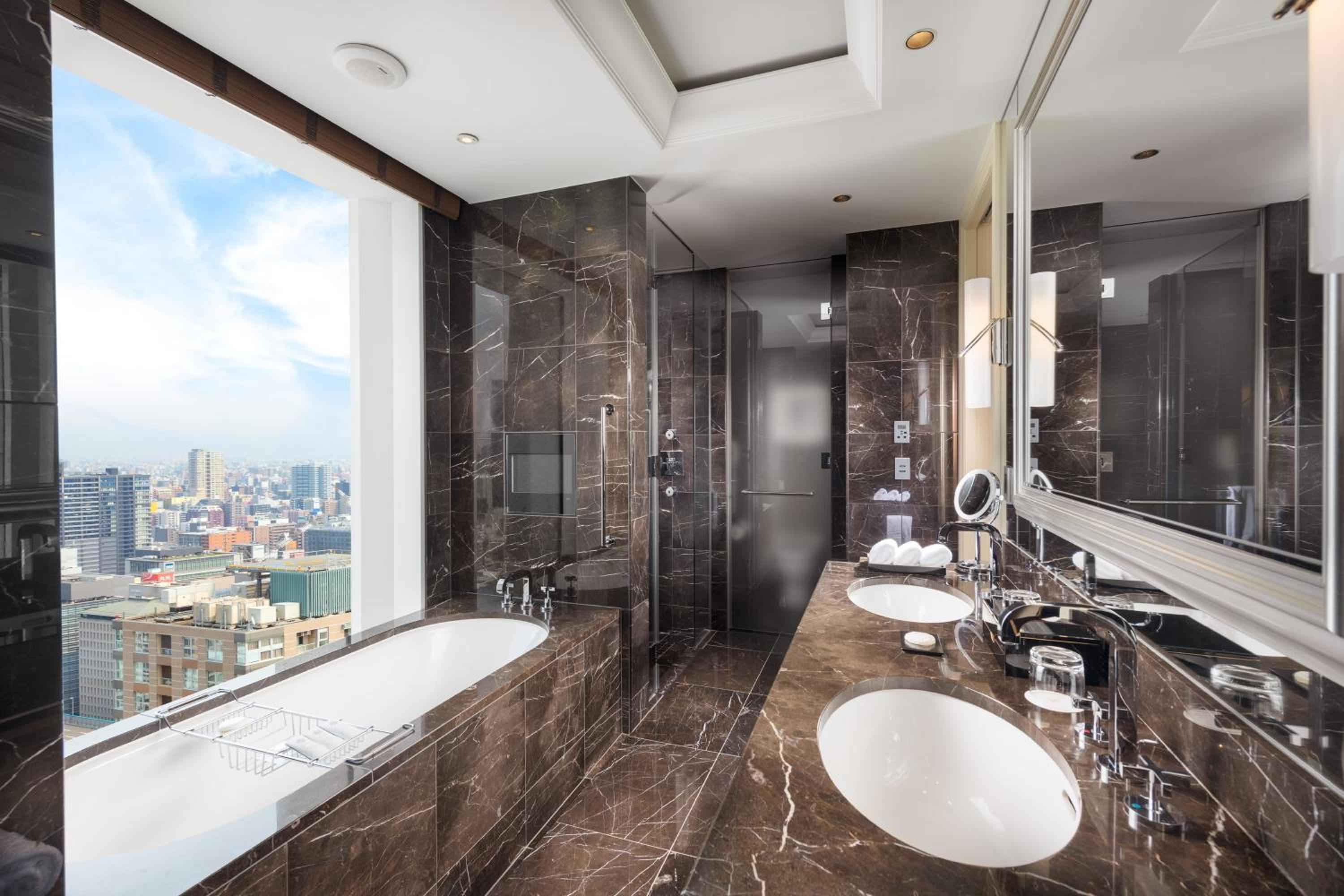 King Suite with Skyline View photo 2
