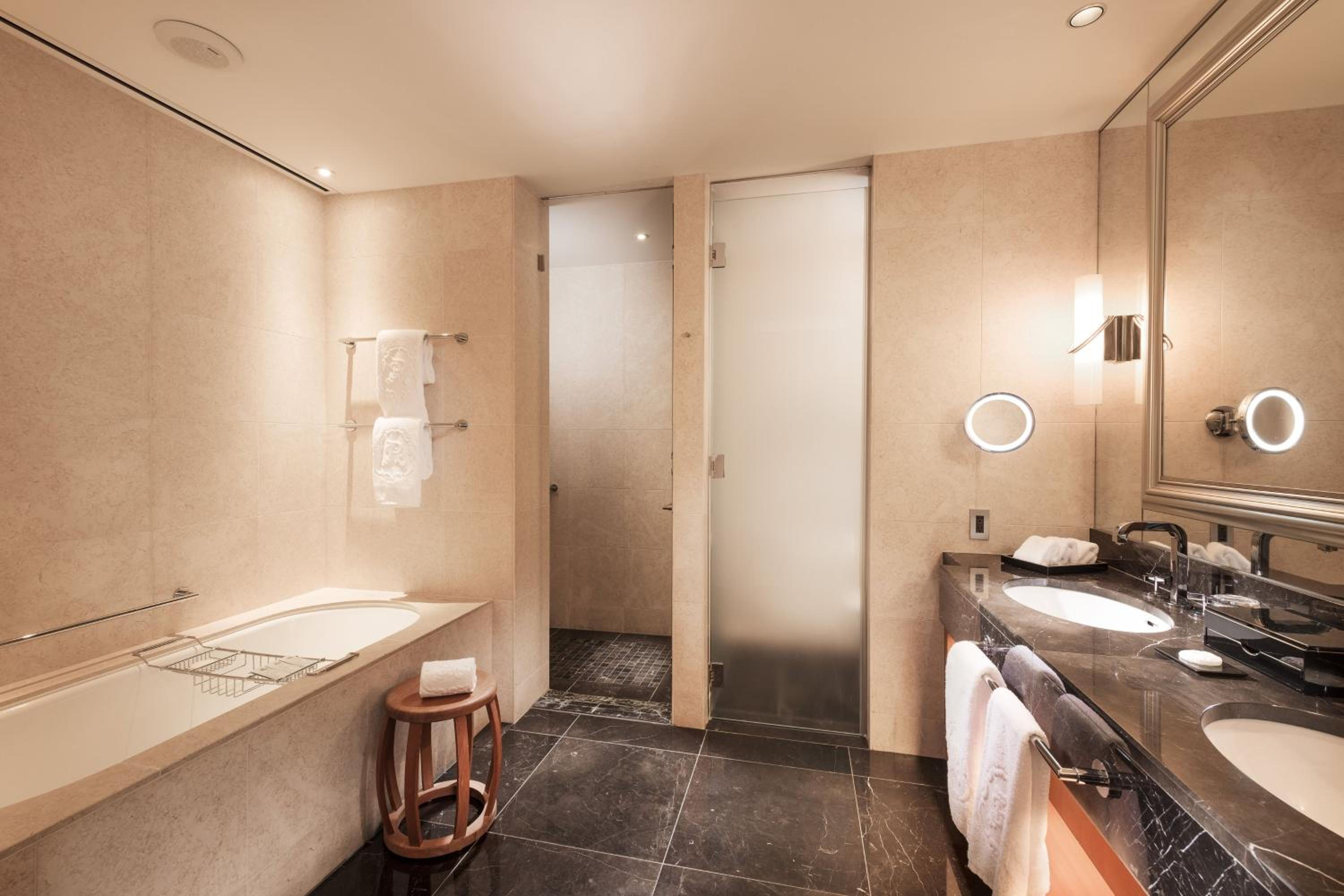 Grand Deluxe King Suite with City View photo 3