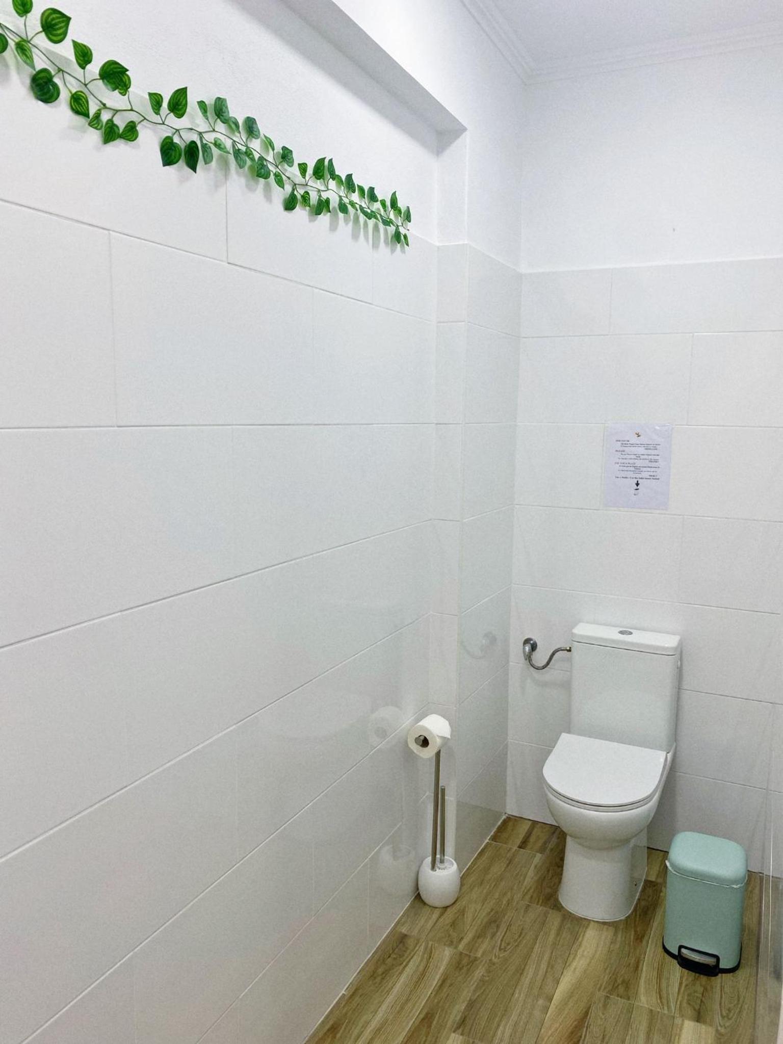 Double Room with Private Bathroom - Photo 8