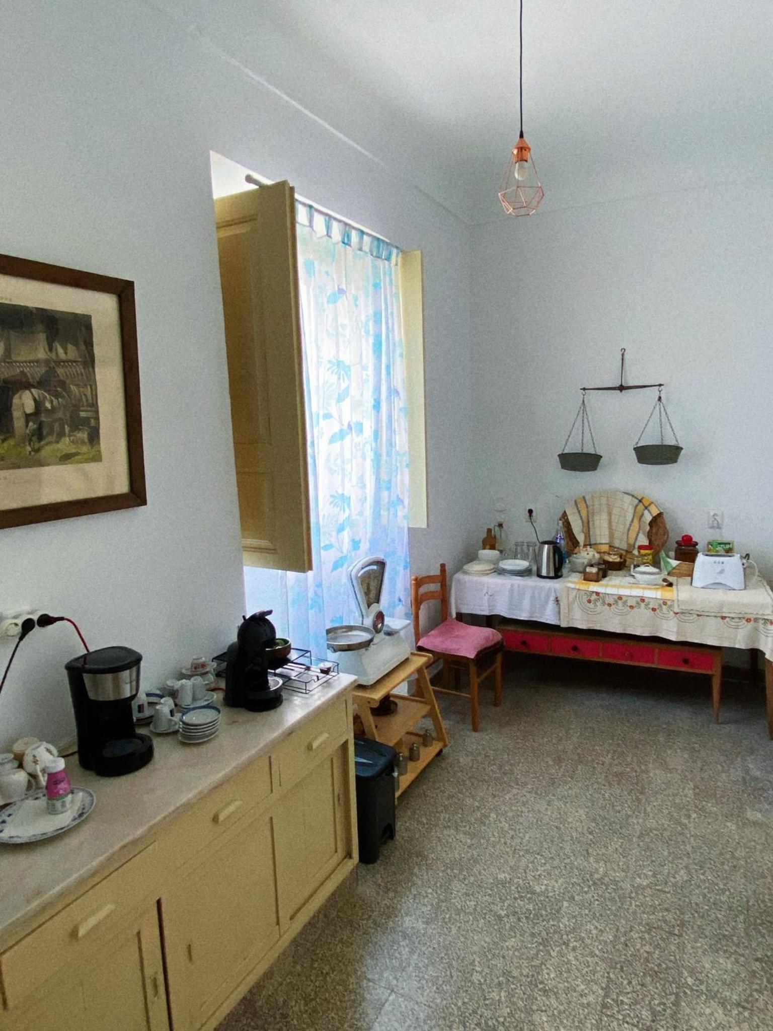 Double Room with Private Bathroom - Photo 10