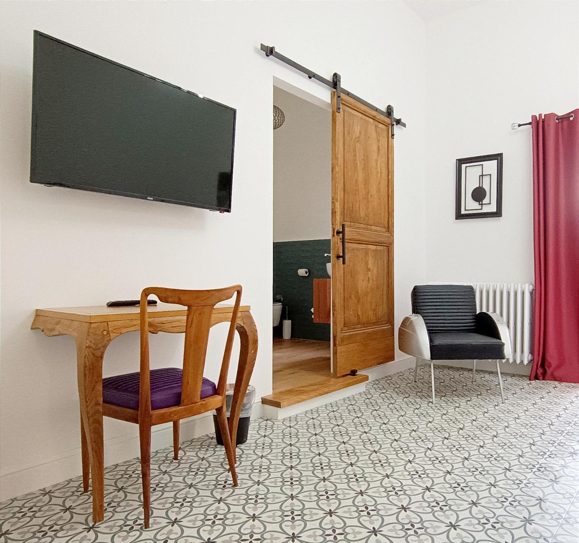 Double Room with Balcony - Photo 6