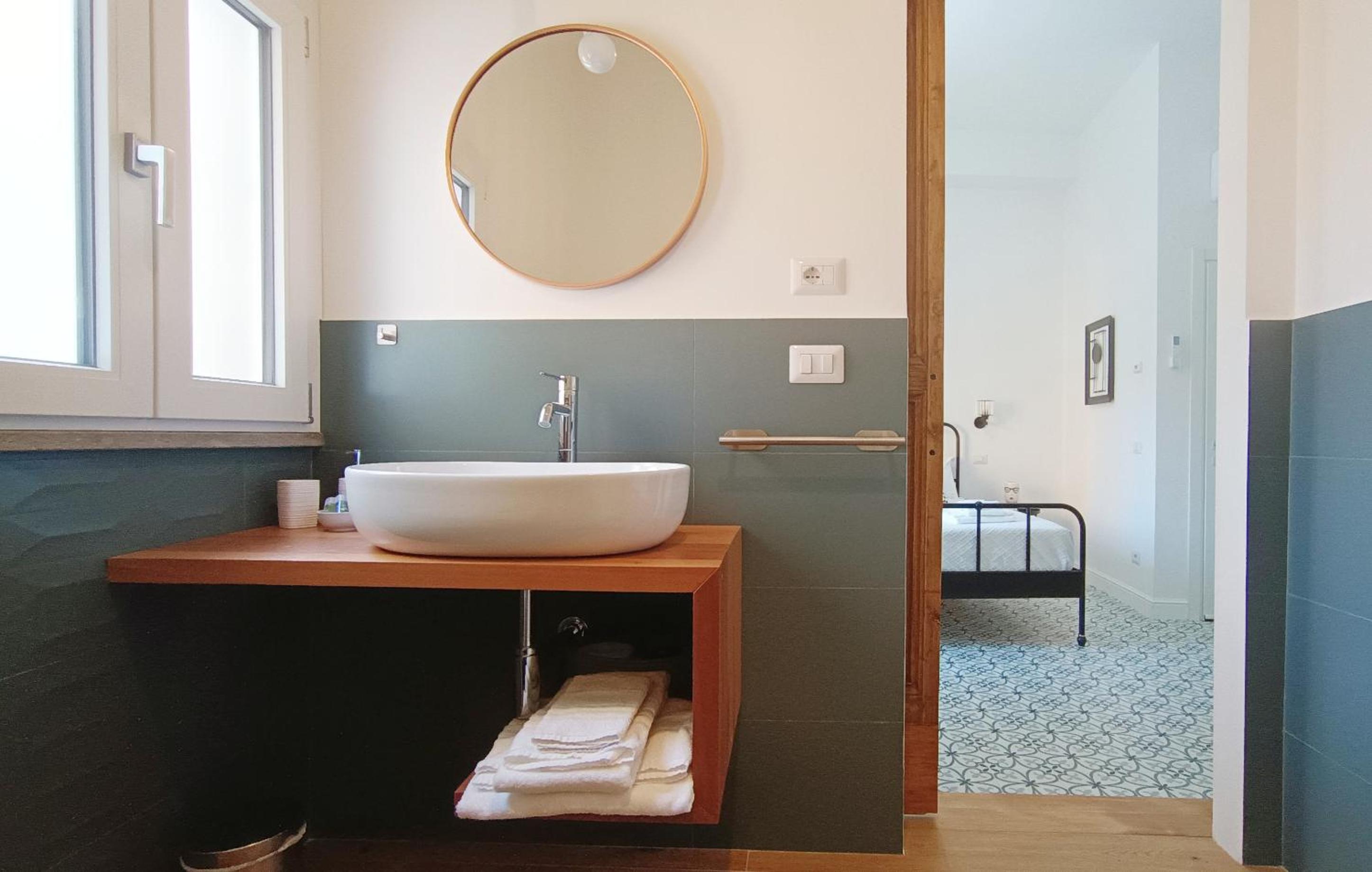 Double Room with Balcony - Photo 4