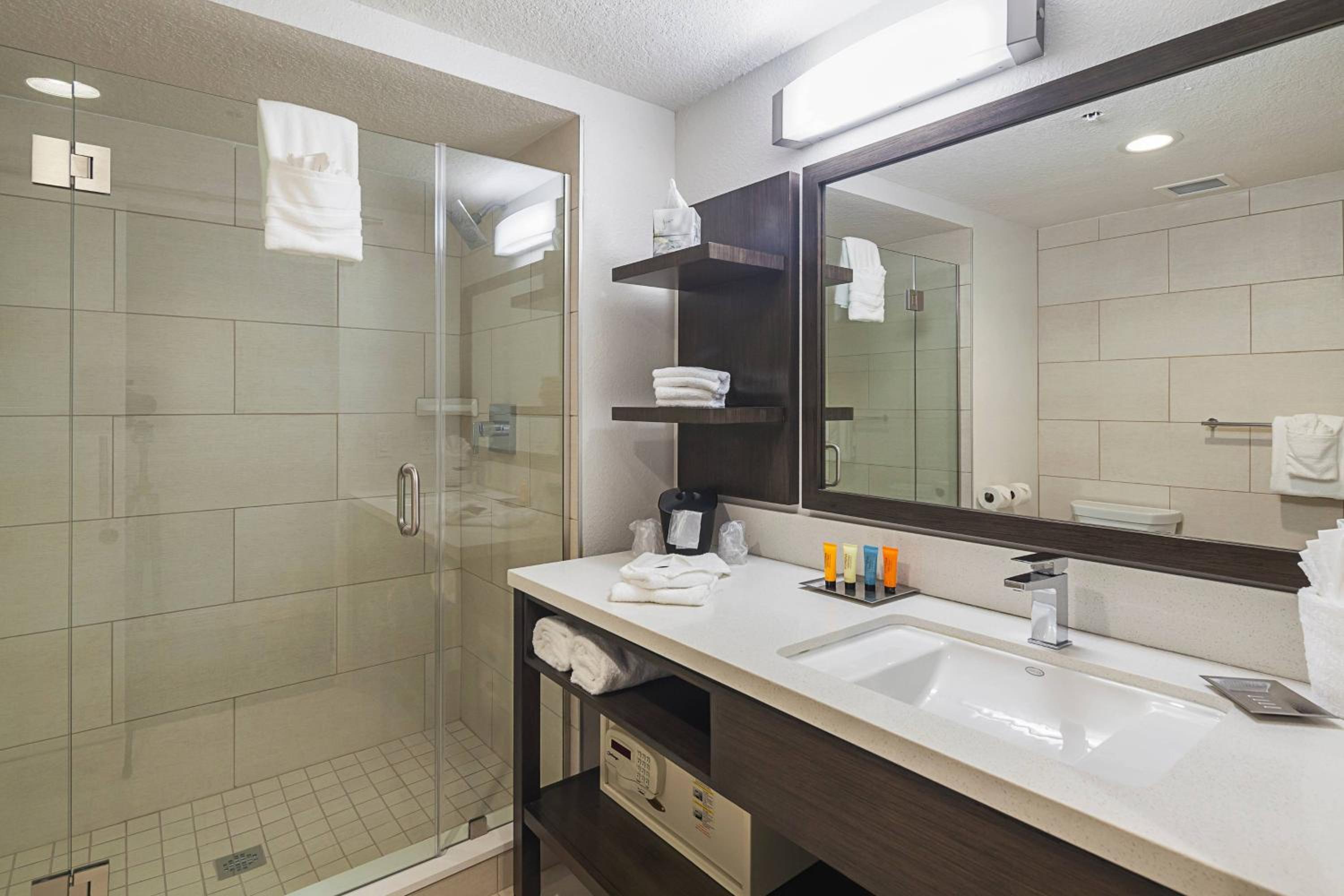 Guest room, 1 King, Street view - Photo 2