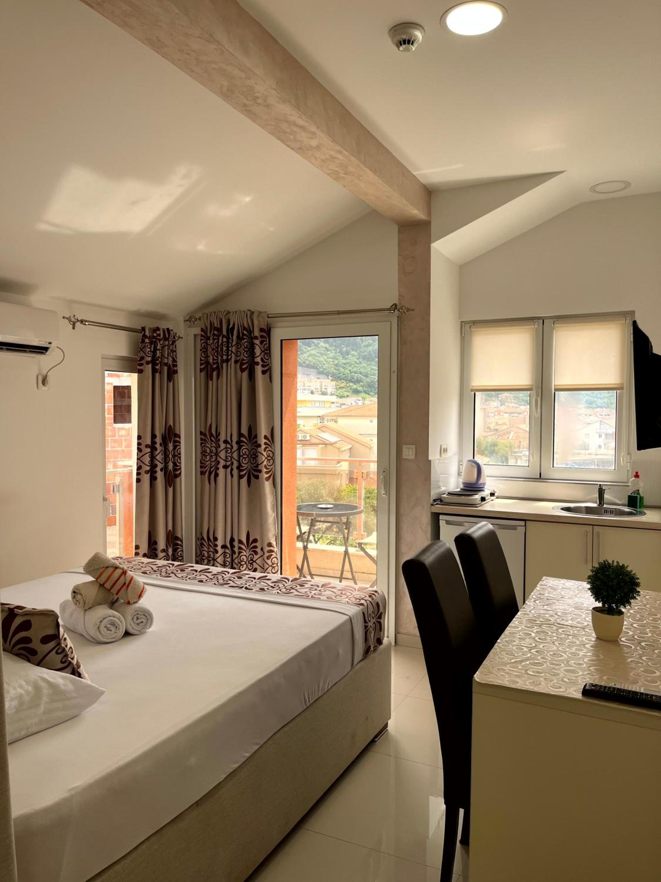 Deluxe Double Room With Balcony photo 1