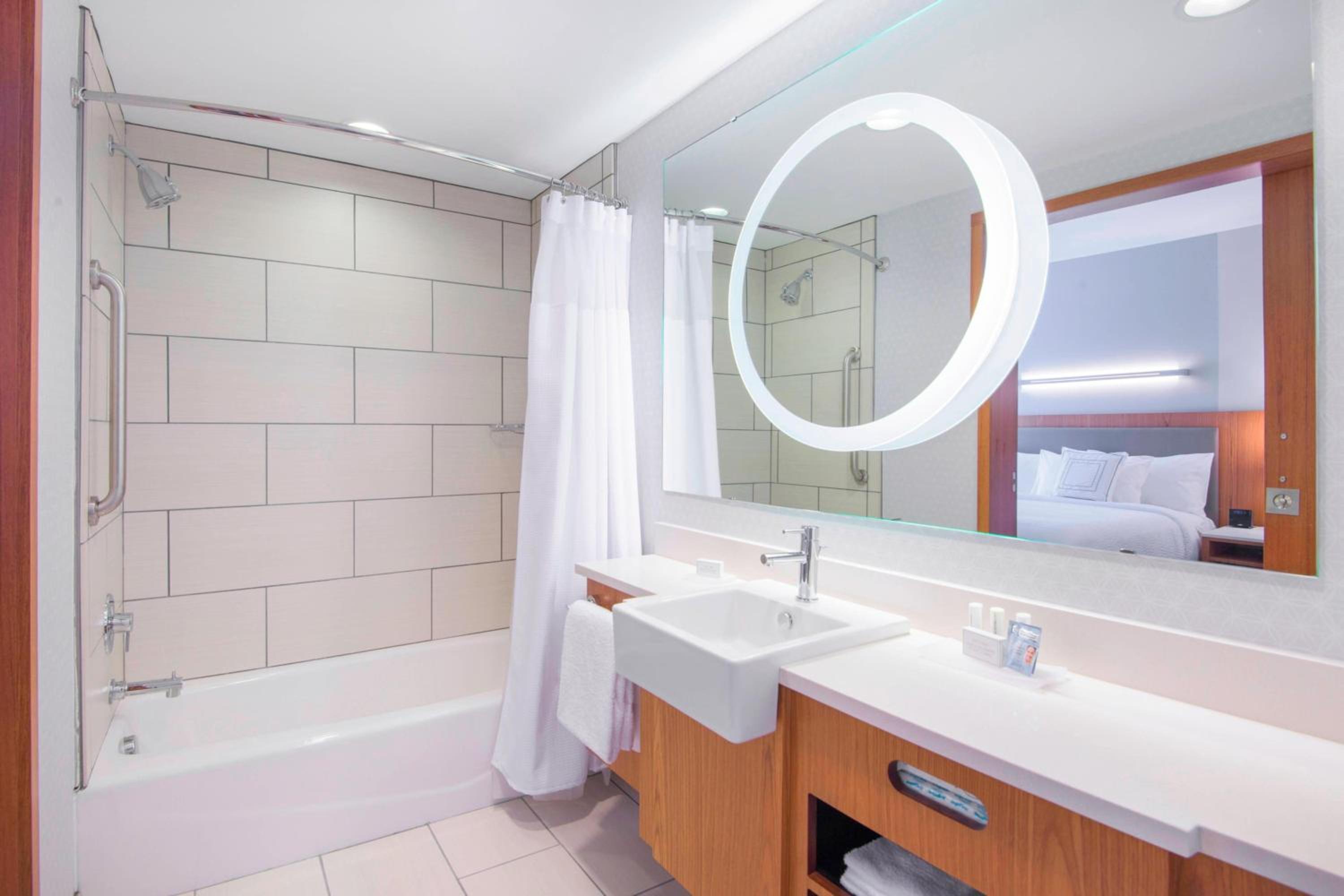 Queen Suite with Two Queen Beds, Bathtub and Sofa Bed - Mobility Access photo 3