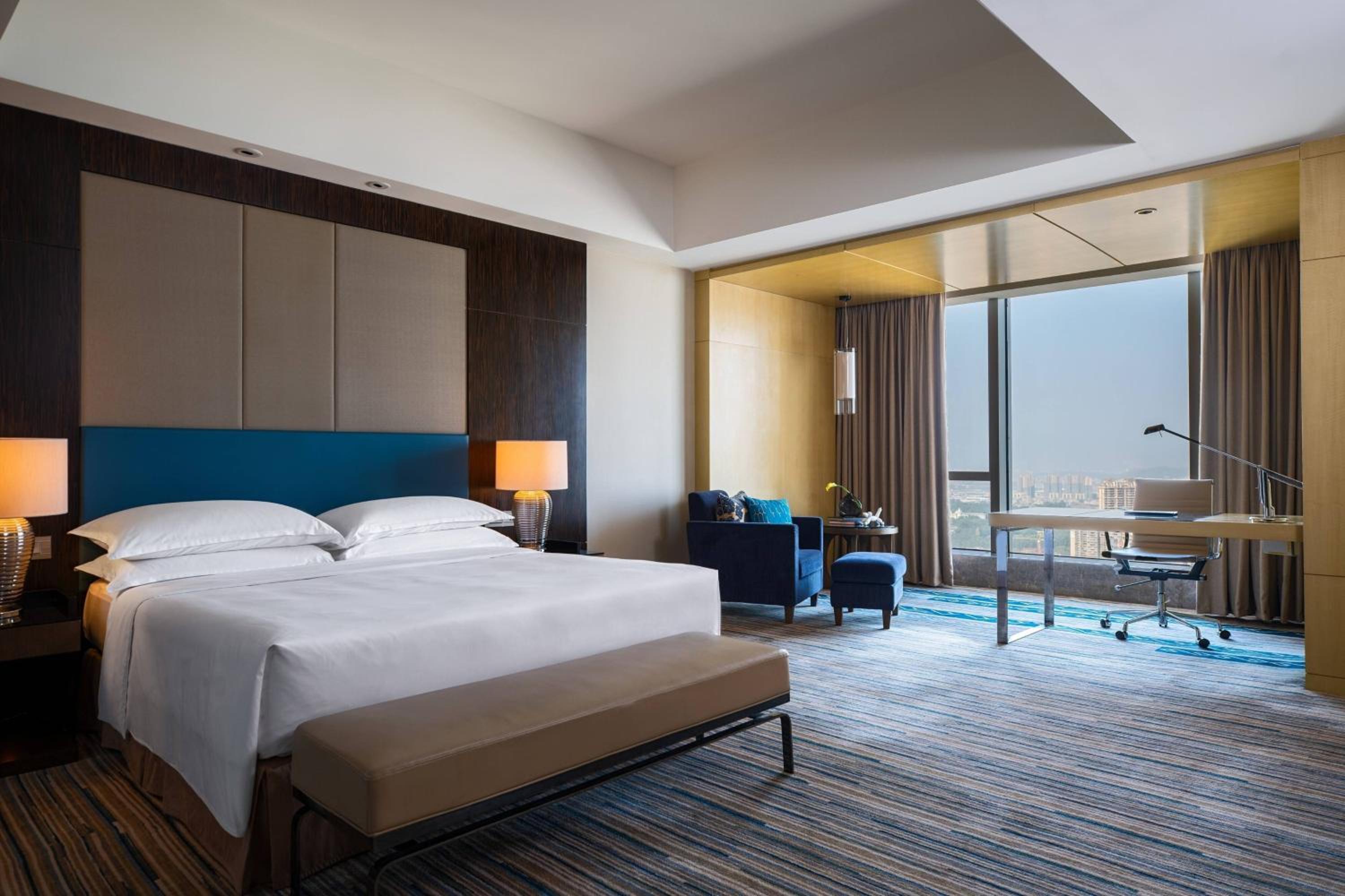 Large King Room with City View - Club Lounge Access