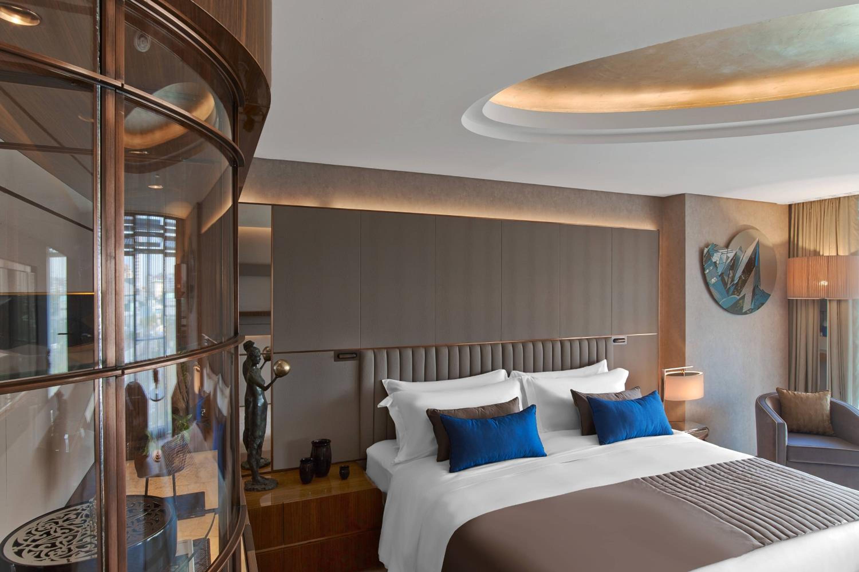 Deluxe King Room with Macka Park View (St. Regis Butler Service)
