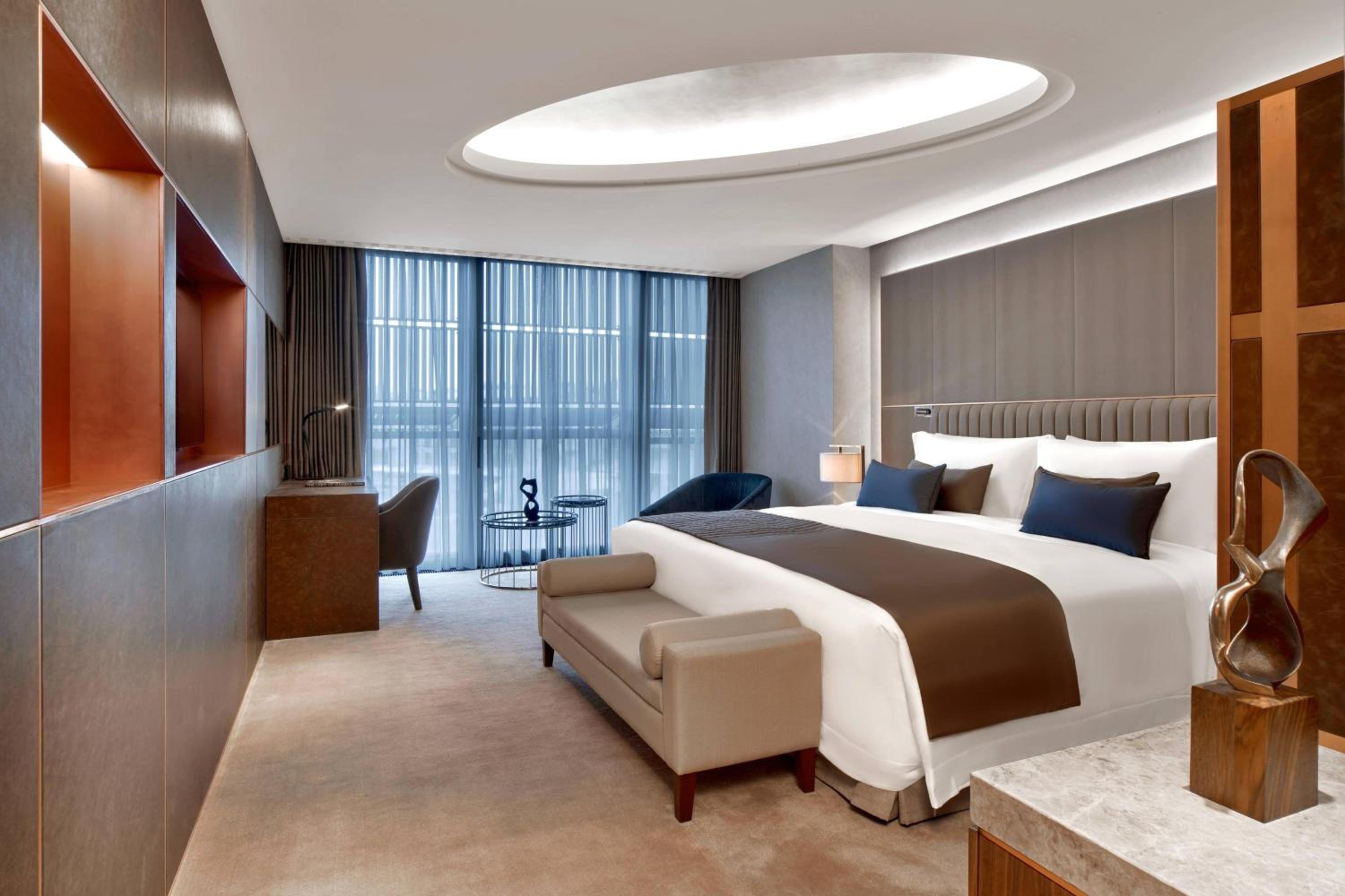 Empire Suite with Macka Park View (St. Regis Butler Service)