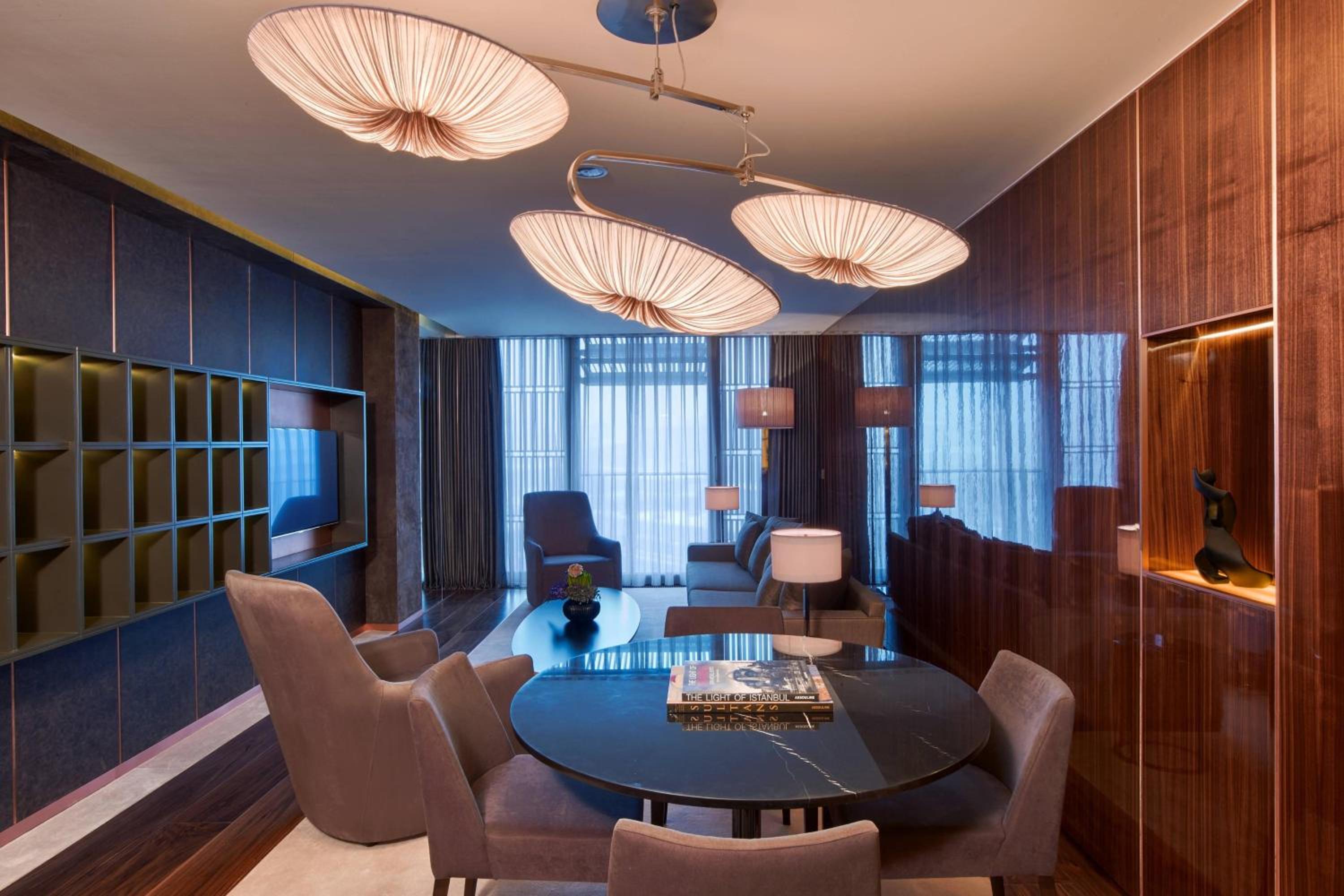 Empire Suite with Macka Park View (St. Regis Butler Service)