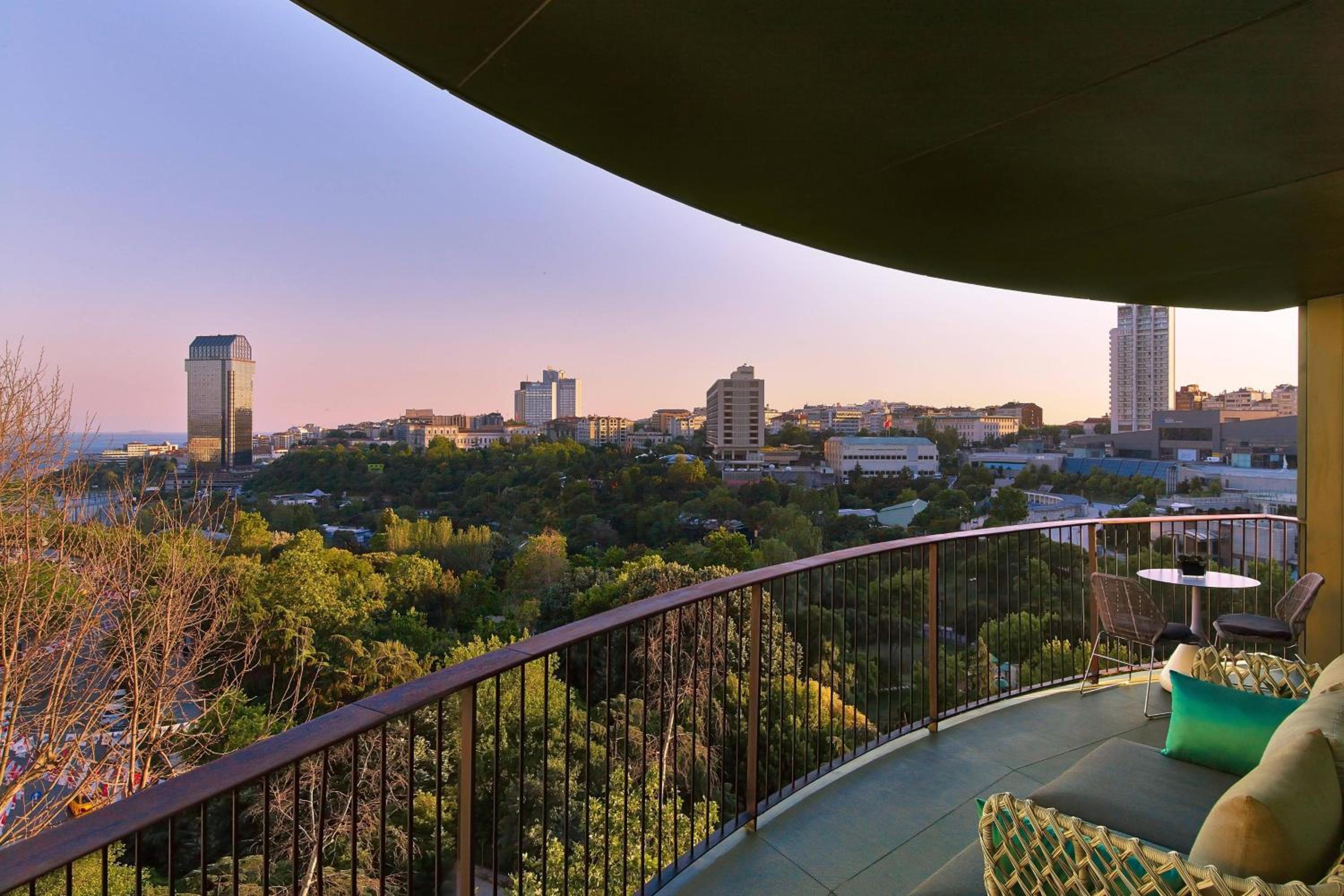 Bentley Suite with Macka Park View (St. Regis Butler Service)