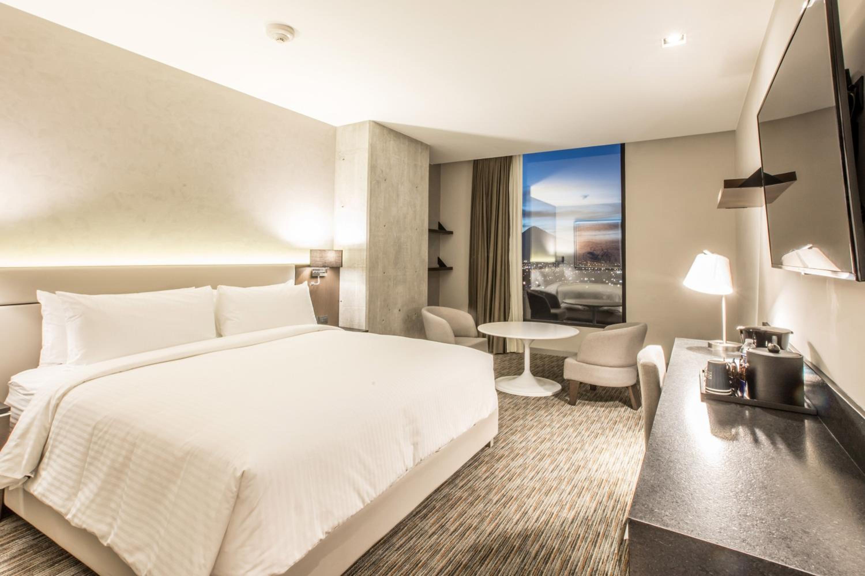 Grand Traditional with One King Bed and Volcano View photo 2