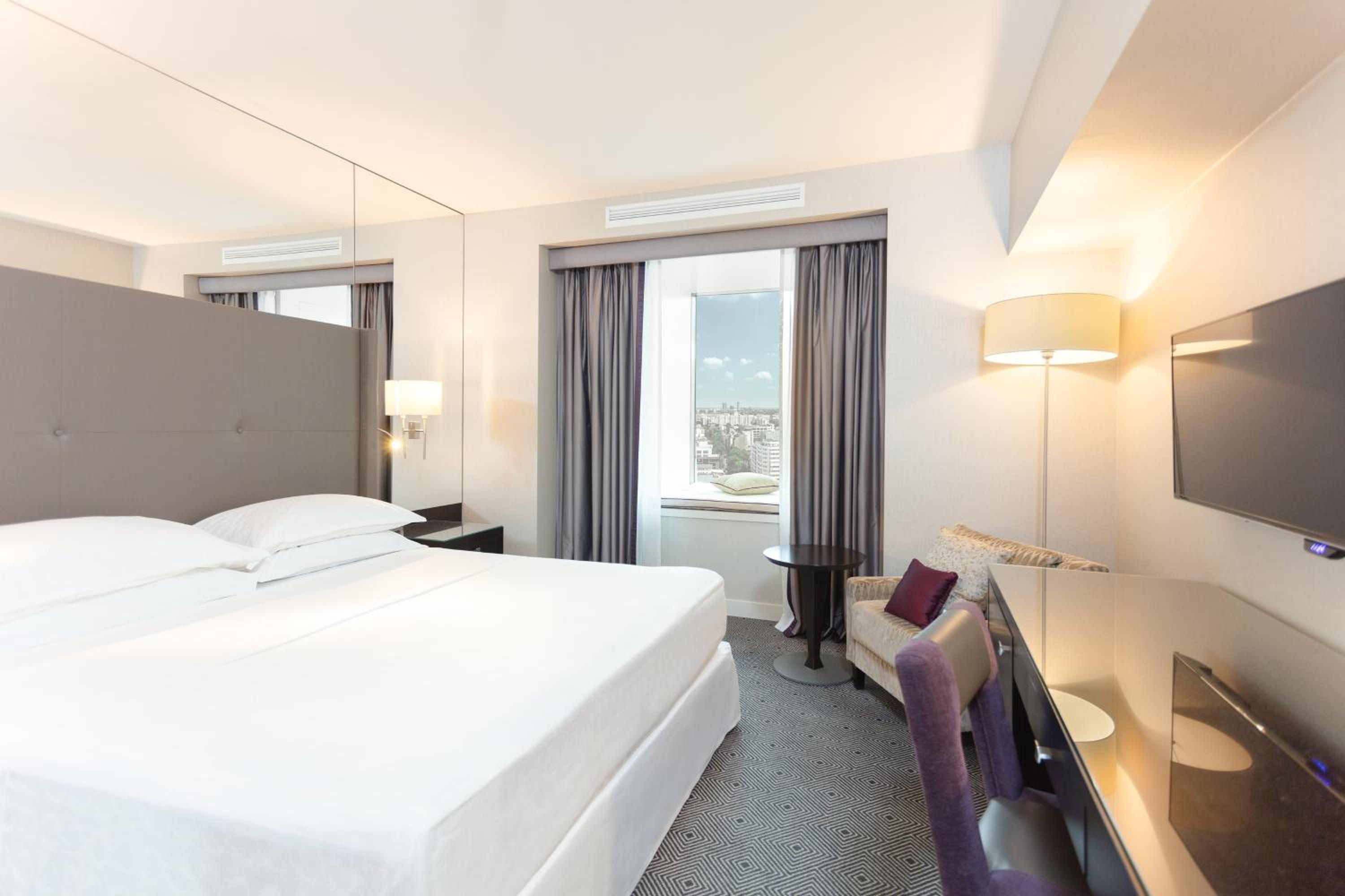 Executive, Executive level, Guest room, 1 King, Skyline view - Photo 1