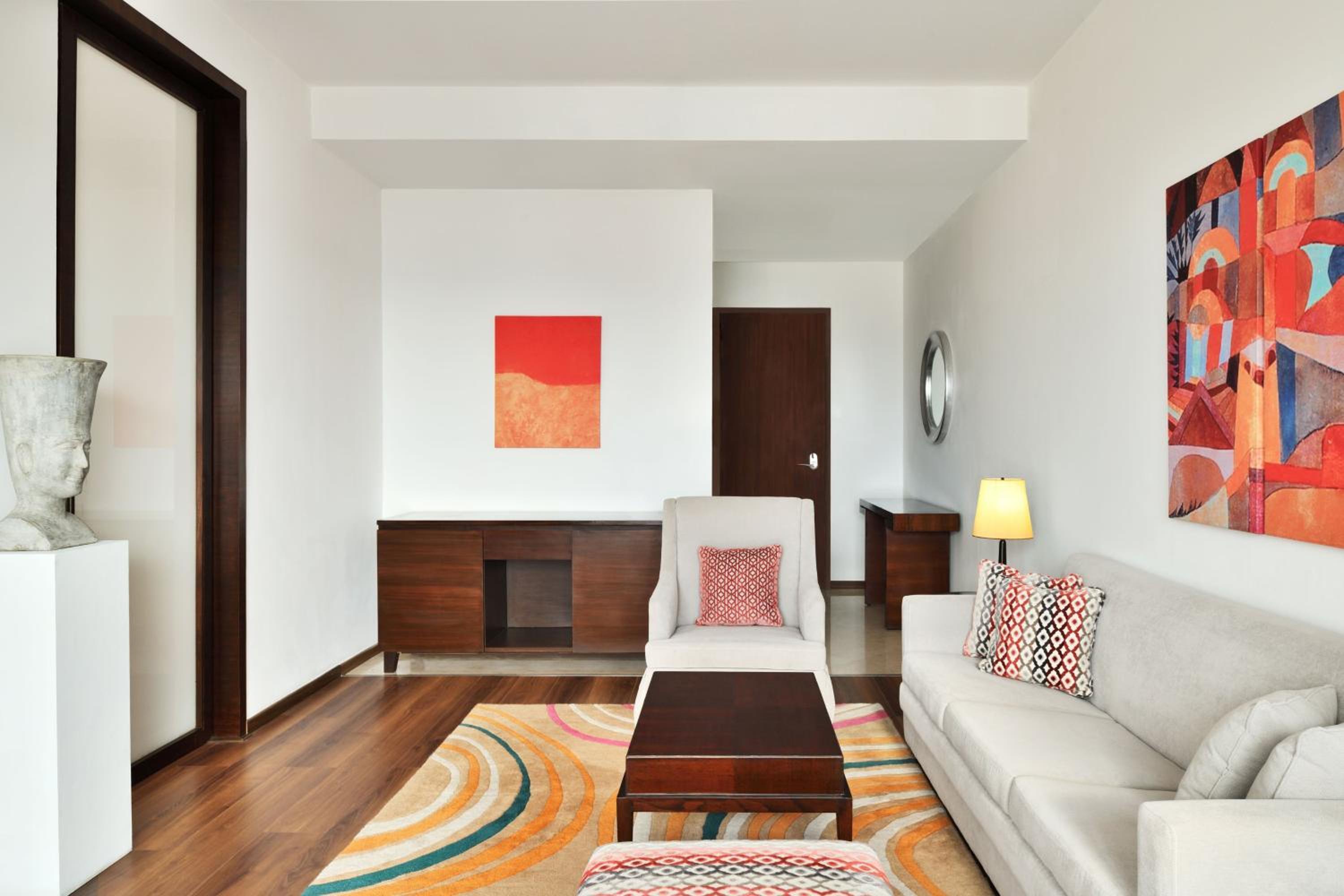 Executive Suite - Photo 2