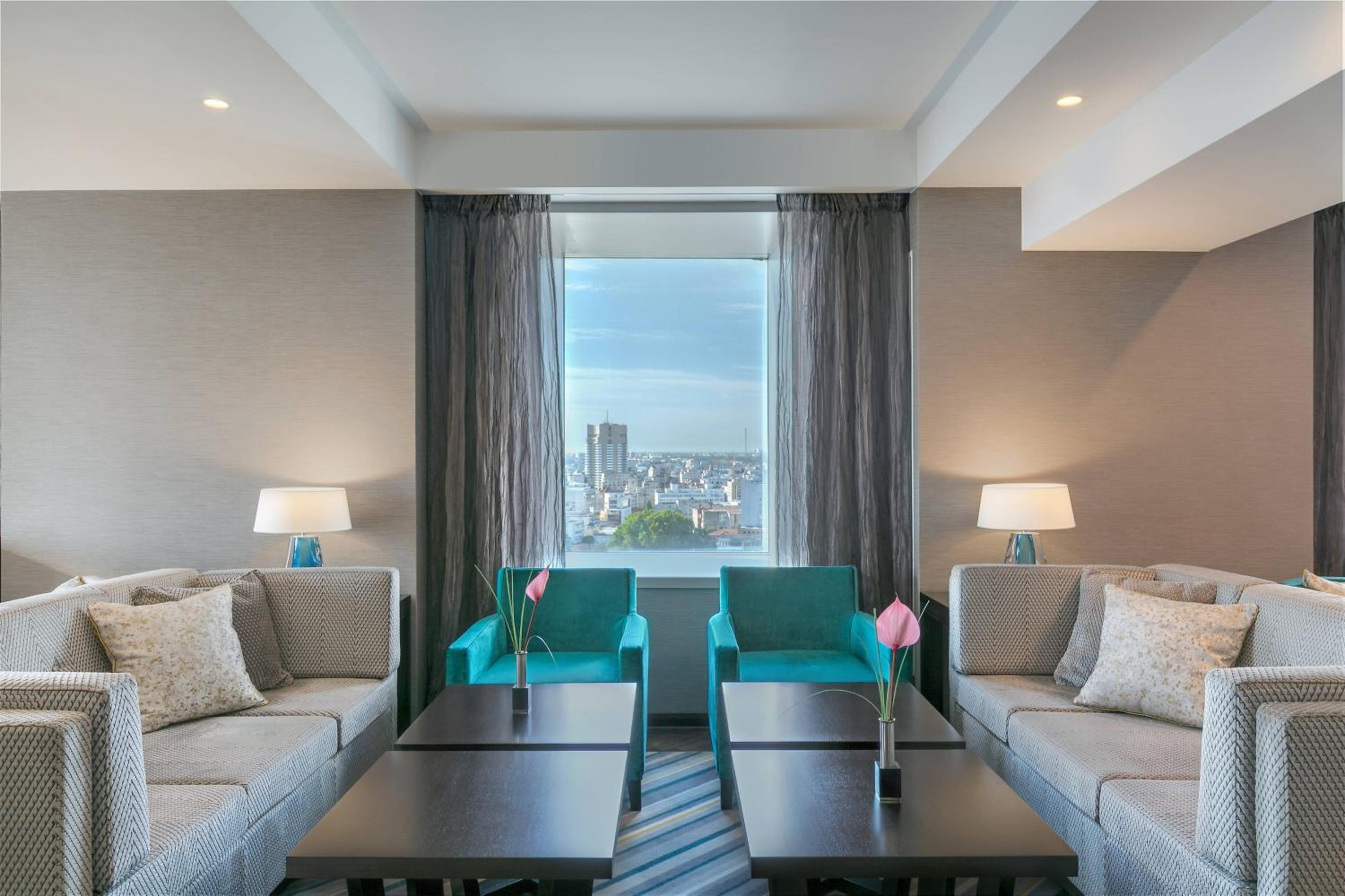Executive, Executive level, Guest room, 1 King, Skyline view - Photo 3