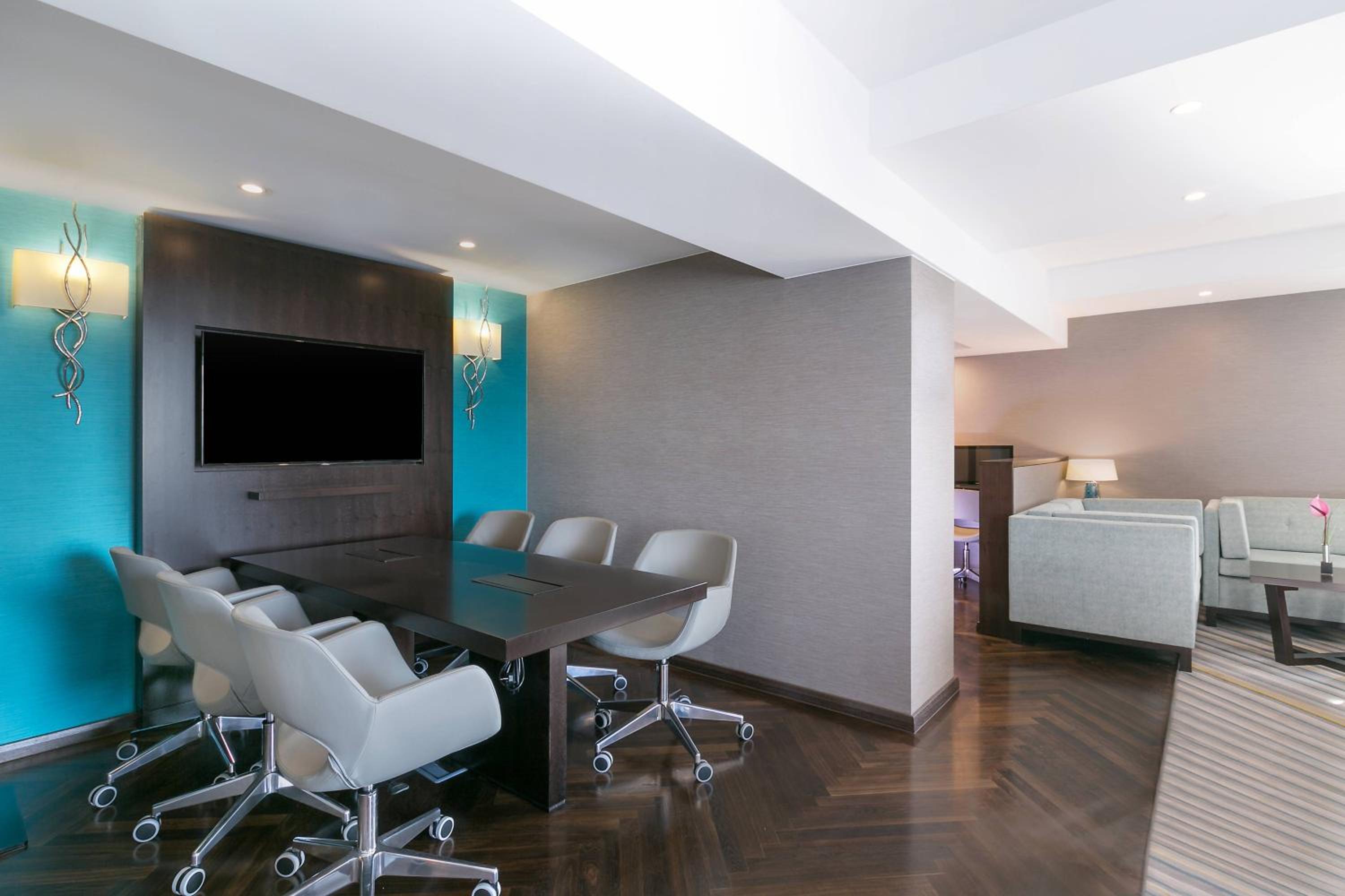 Executive, Executive level, Guest room, 1 King, Skyline view - Photo 4