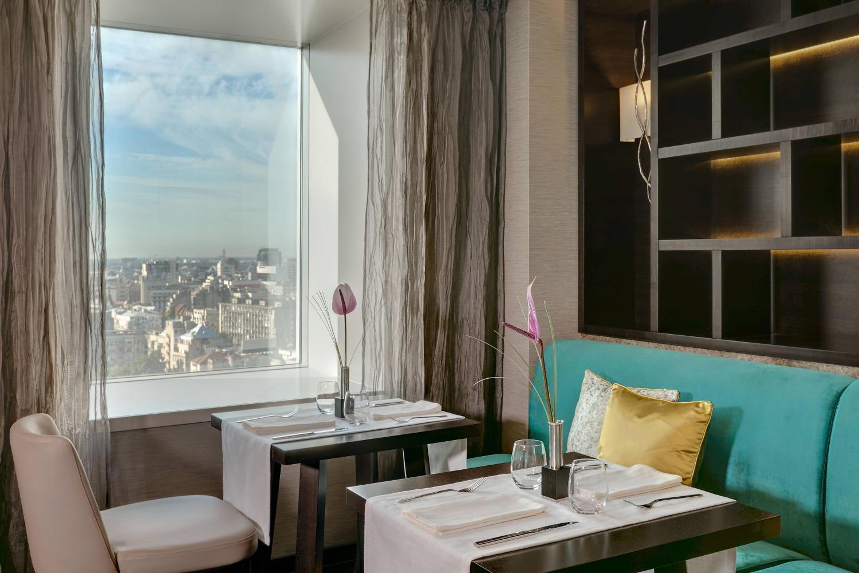 Executive, Executive level, Guest room, 1 King, Skyline view - Photo 5