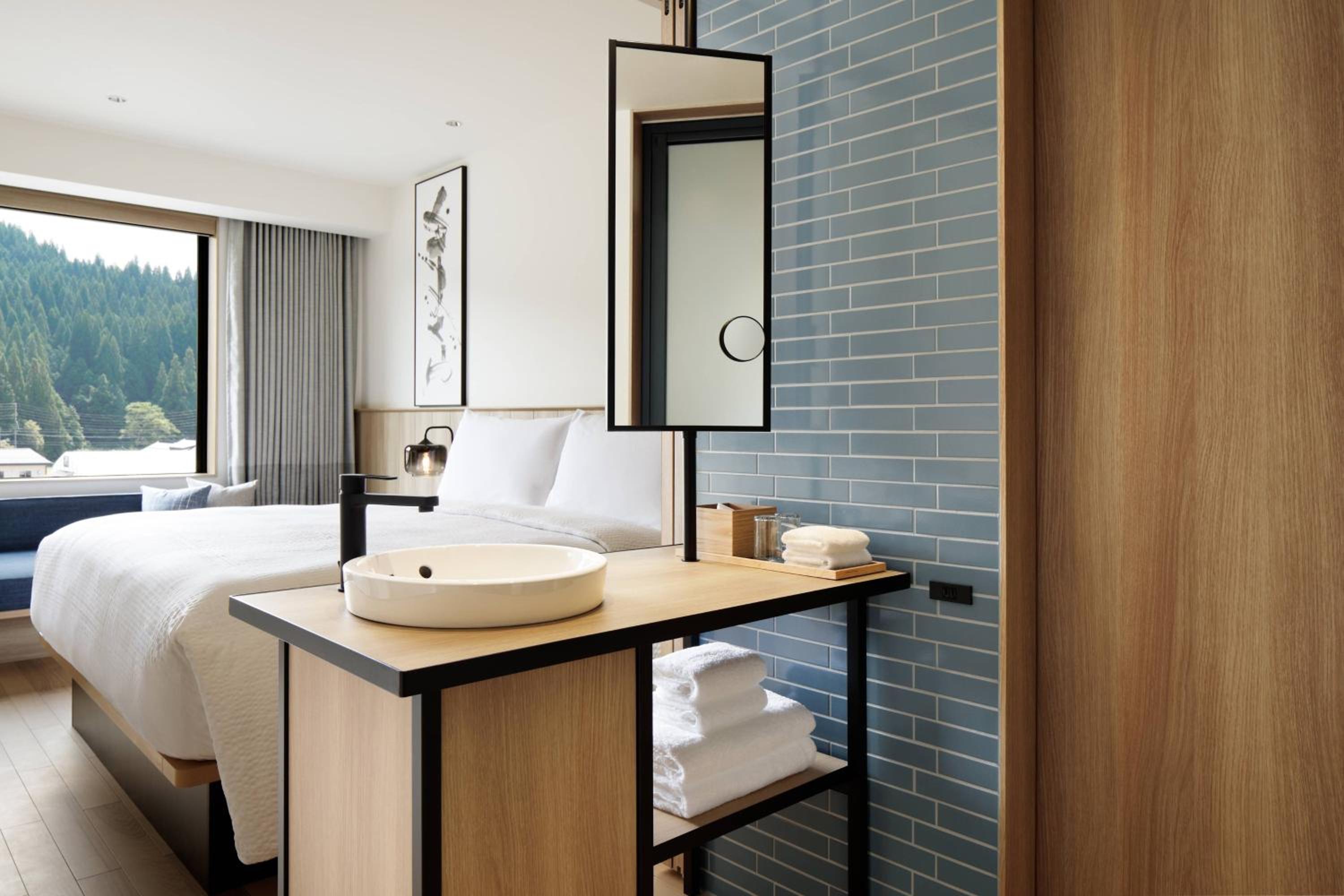 Standard  Guest Room  with  King Bed - Photo 6