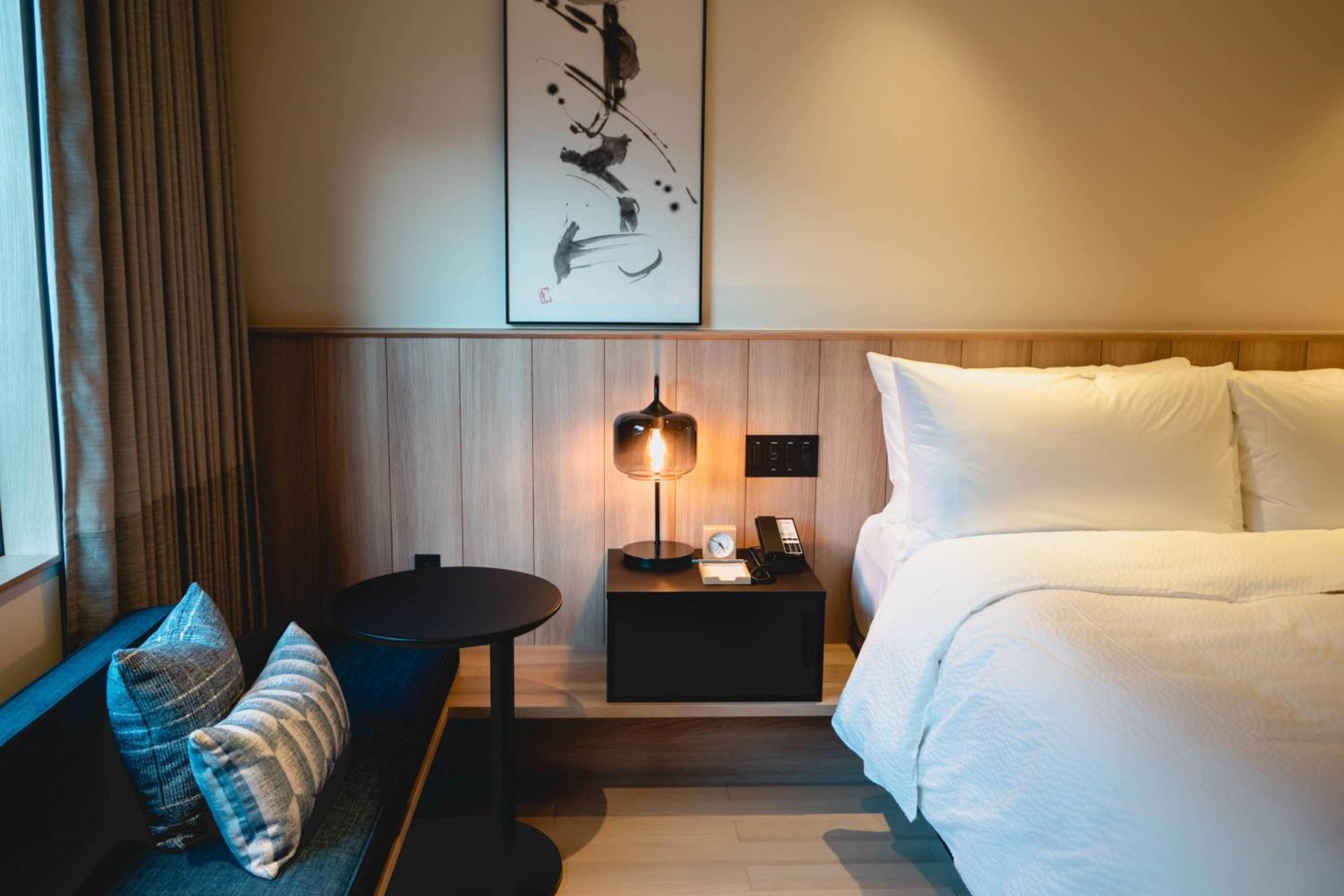 Standard  Guest Room  with  King Bed - Photo 8