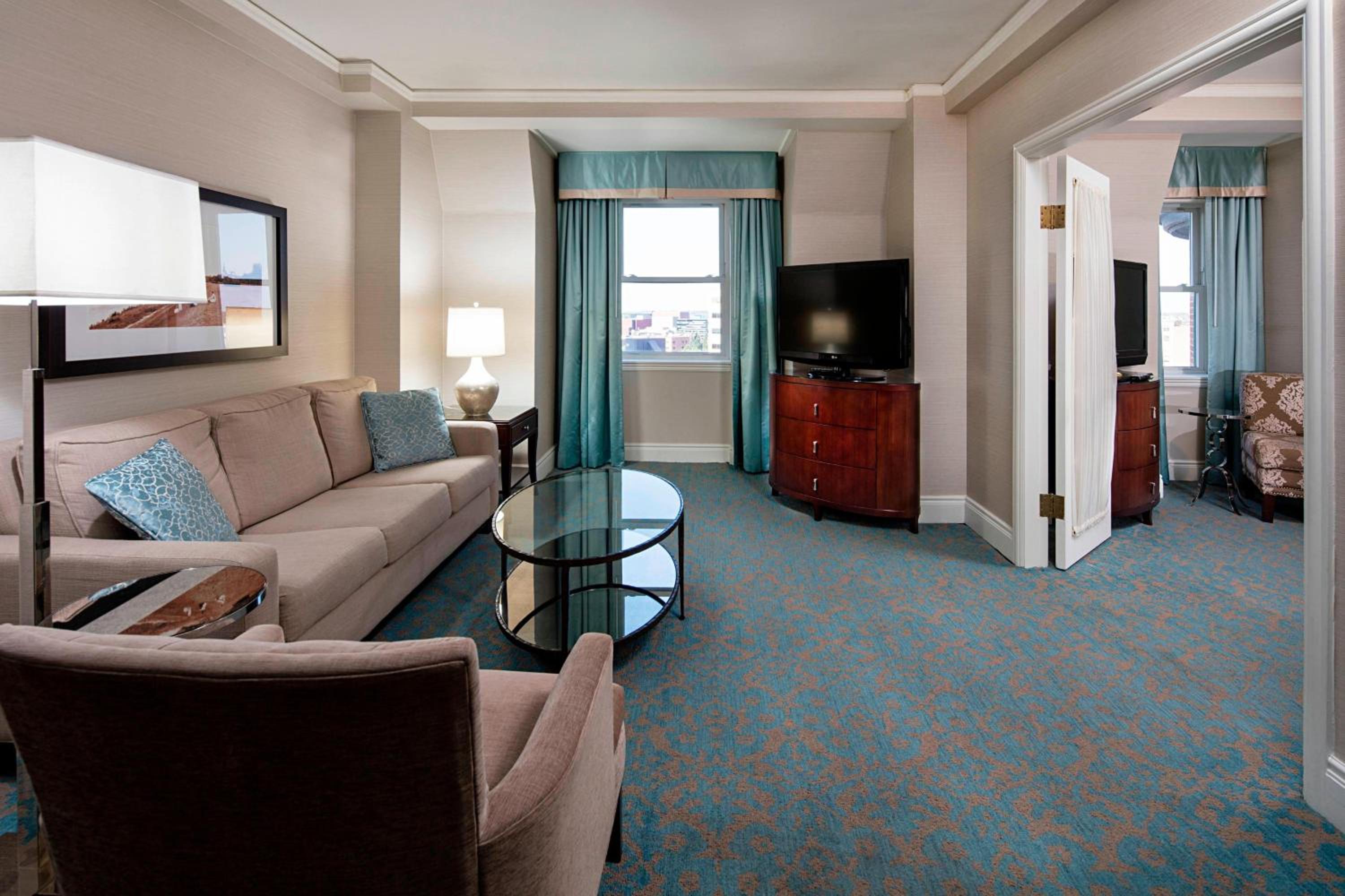 1 Bedroom Suite, 1 Queen, Sofa bed, City view