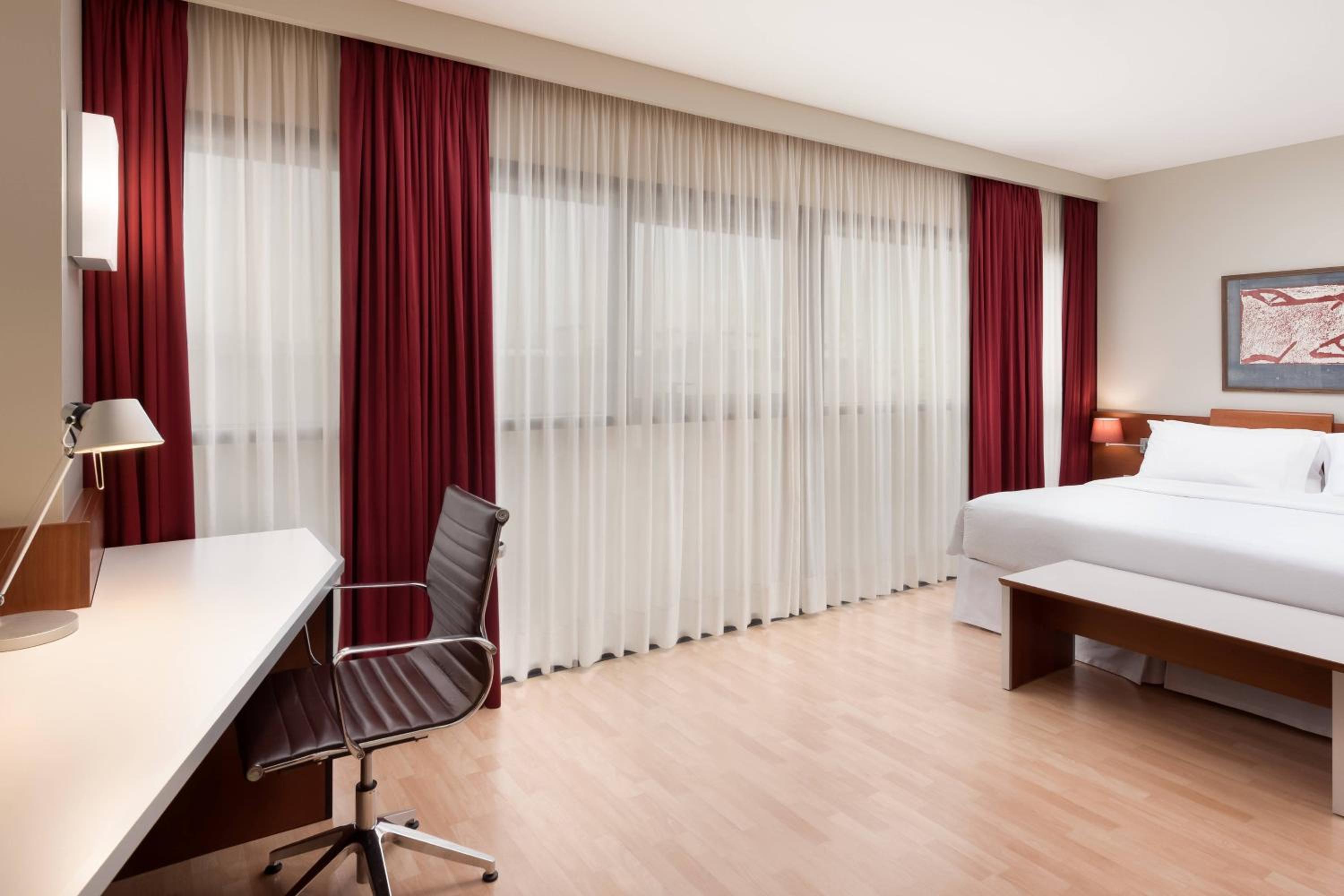 Corner King Room