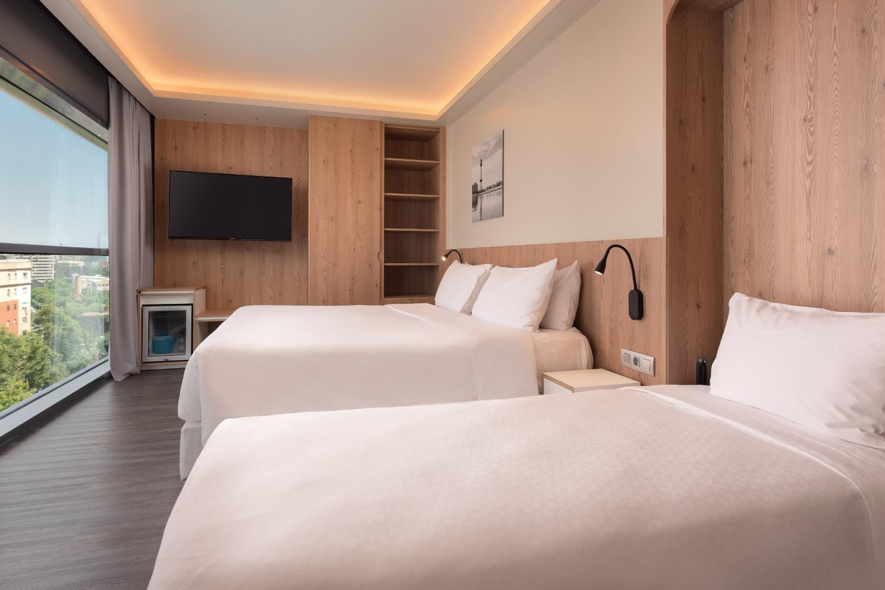 Executive King Room with City View thumbnail 6