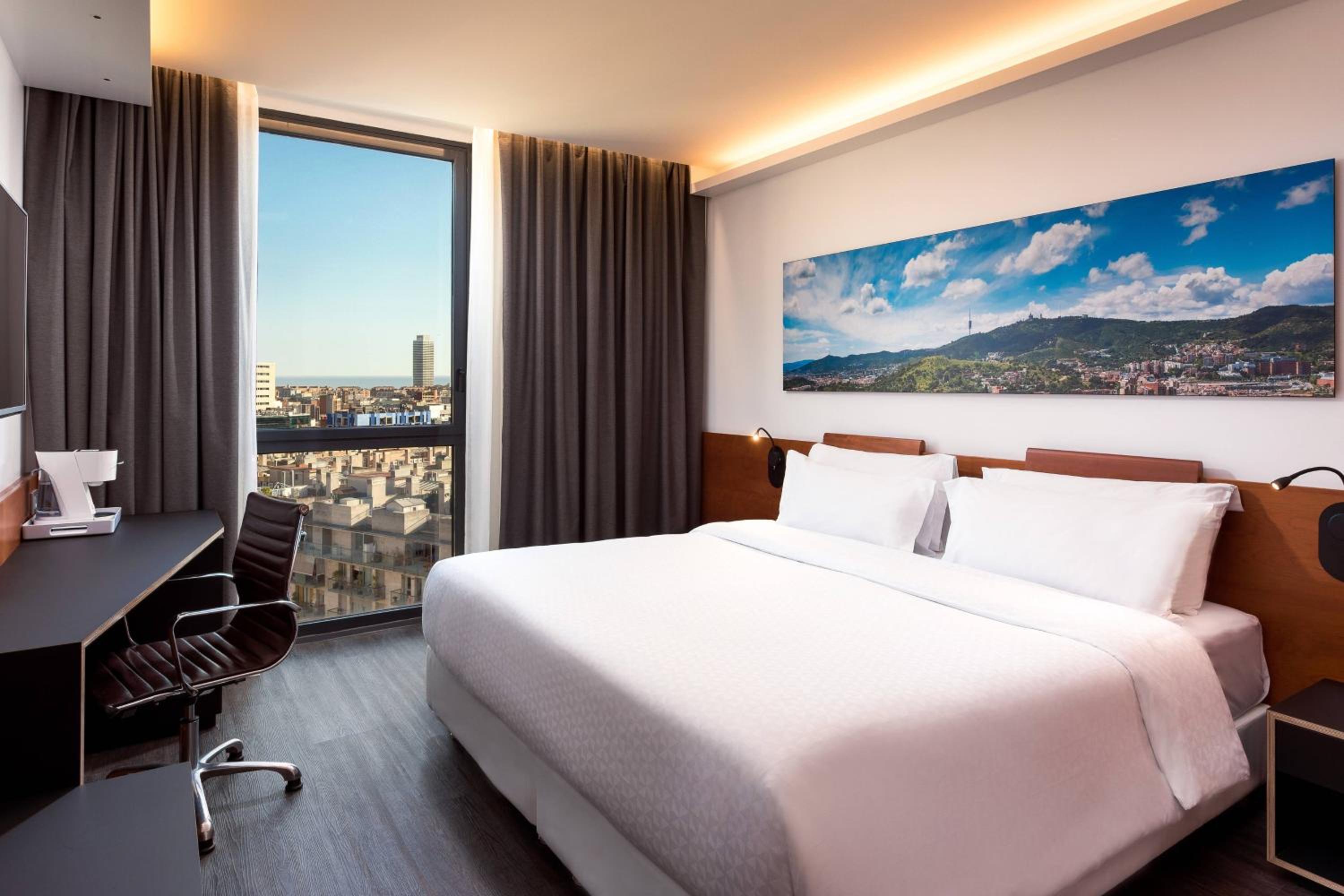 Premium King Room with City View thumbnail 5