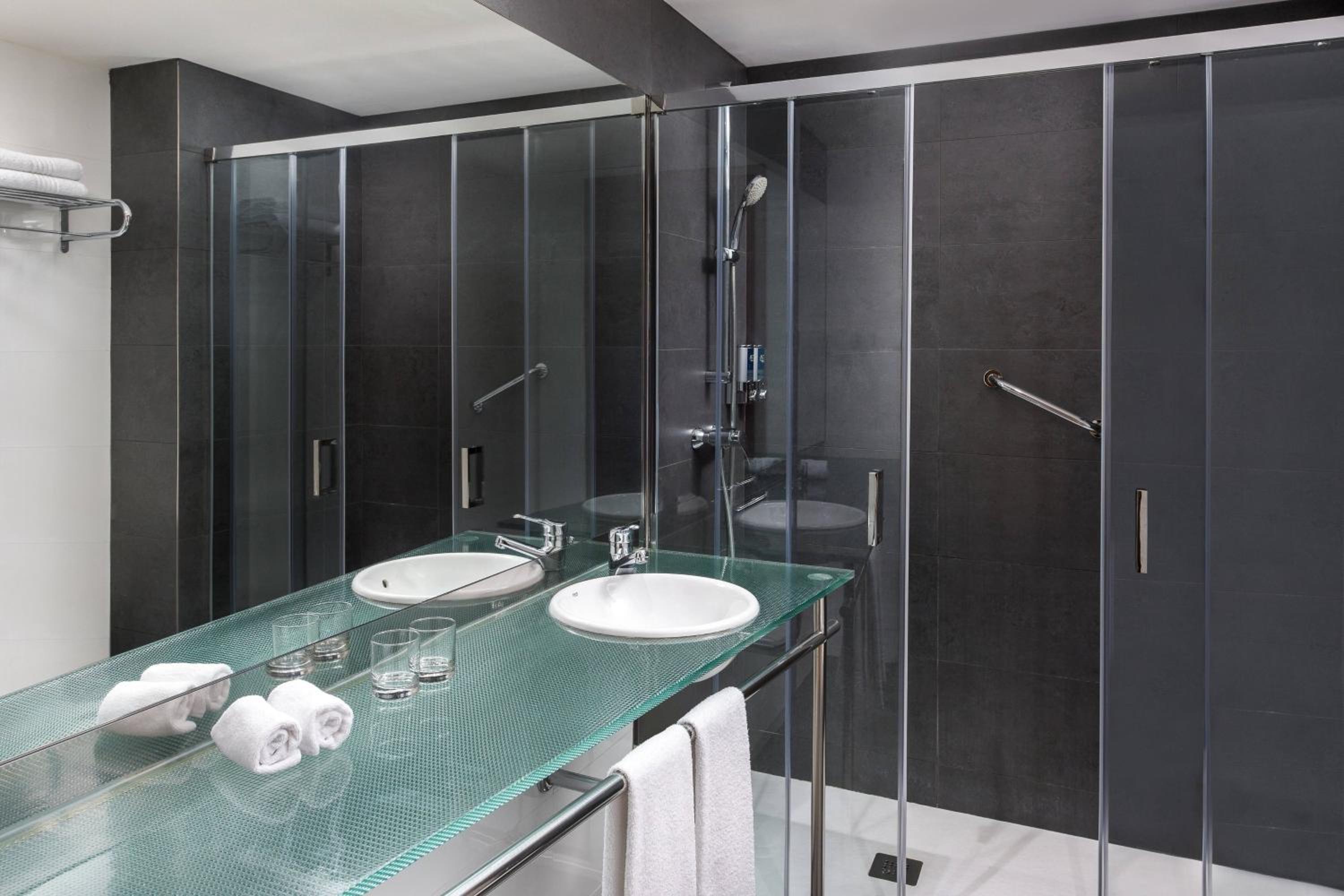 Executive King Room with City View thumbnail 5